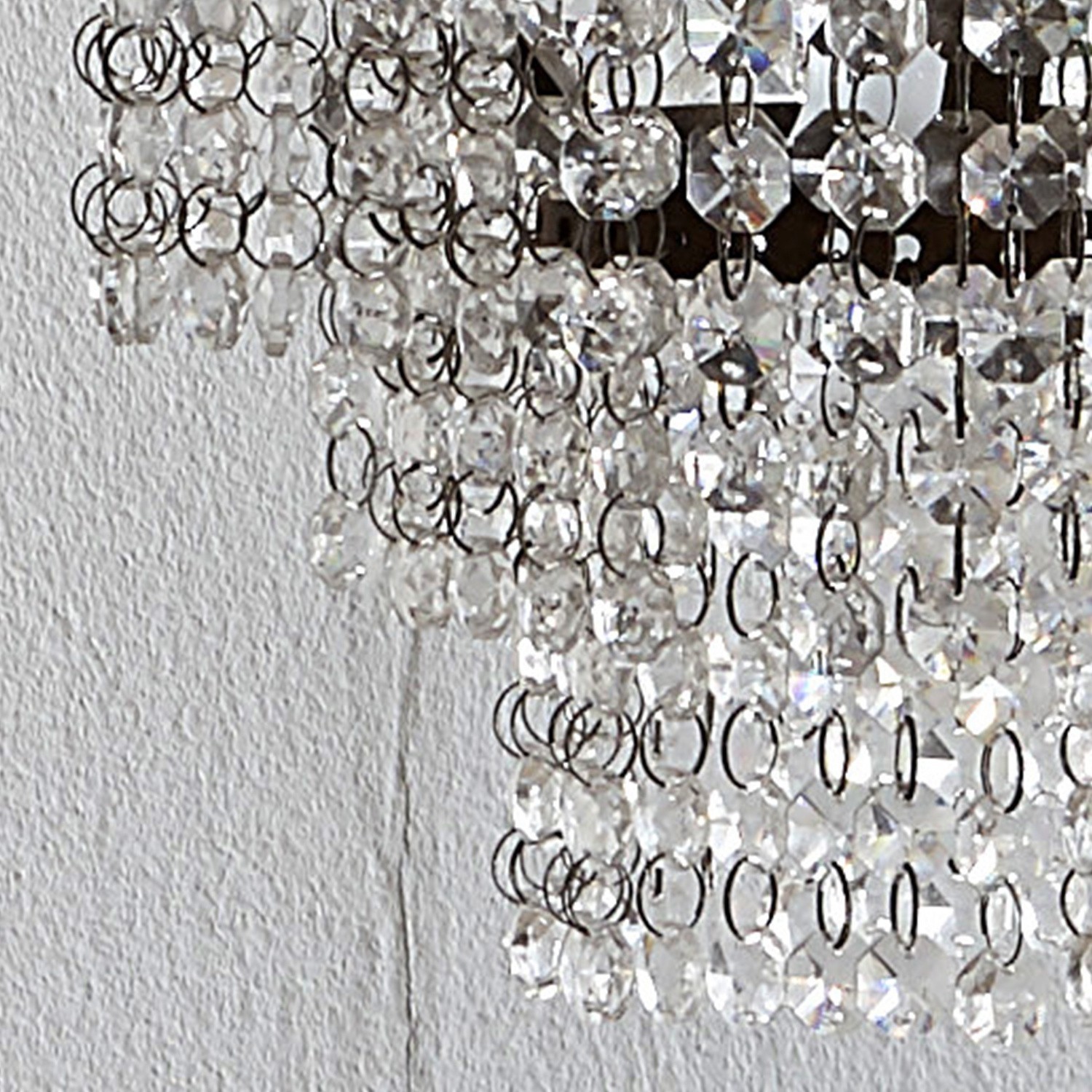 Dekorativer Kristall-Kronleuchter mit transparenten Anhängern an Metallringen