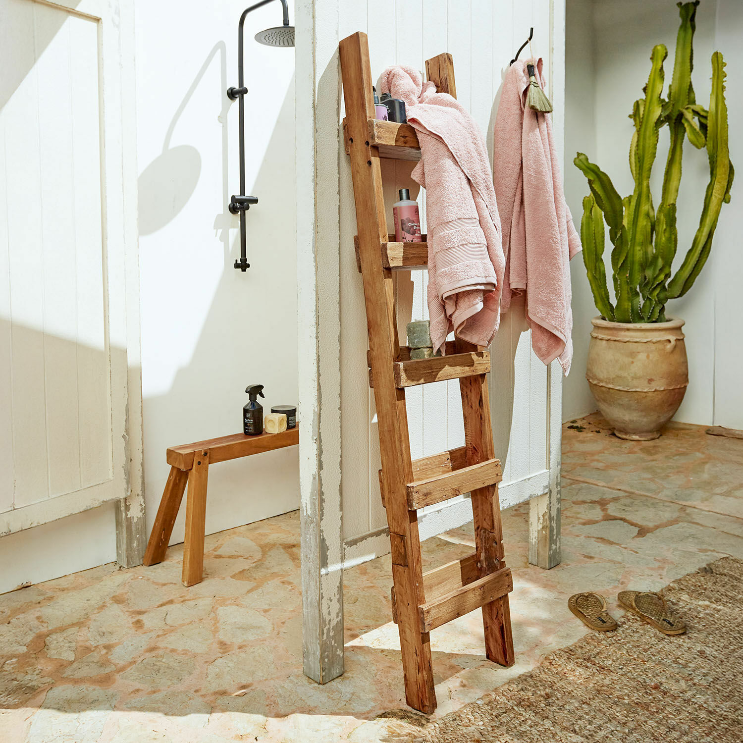 Treppenregal Fresollier Dekorative Holzleiter mit rosa Handtüchern in hellem Badezimmer mit Dusche und Kaktus