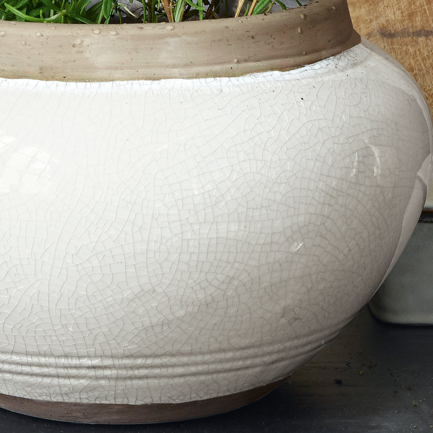 Keramik-Blumentopf in Creme mit braunem Rand und feiner Rissstruktur, ideal für Zimmerpflanzen.