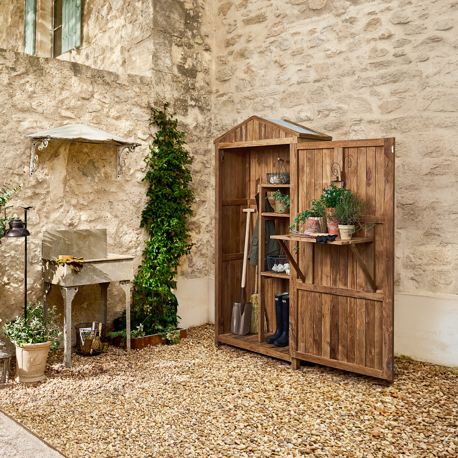 Gartenschrank aus Holz in Naturbraun mit Regalen und Gartengeräten, praktischer Stauraum für Gartenwerkzeuge