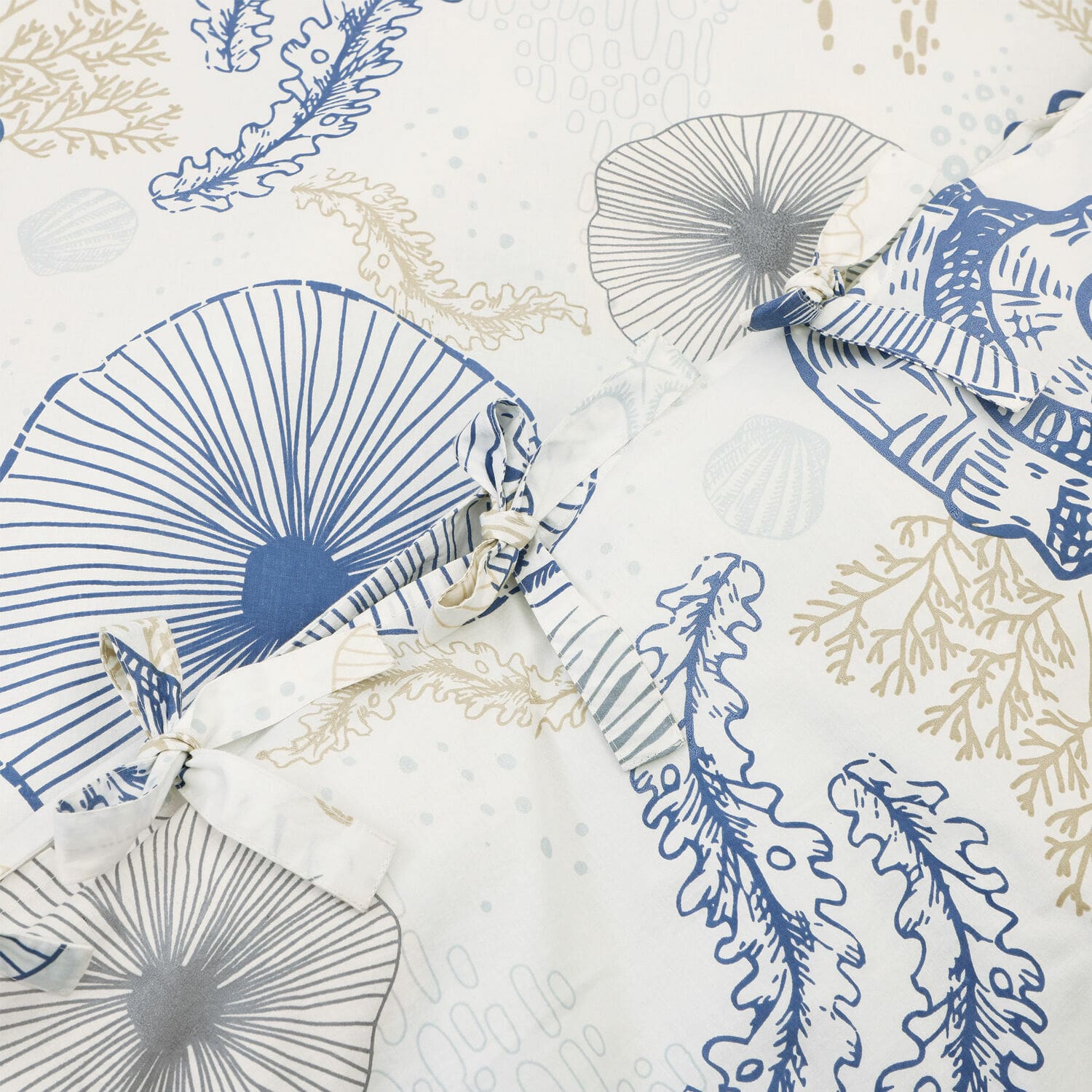 Baumwollstoff mit maritimen Mustern in Blau und Beige mit dekorativen Bindebändern