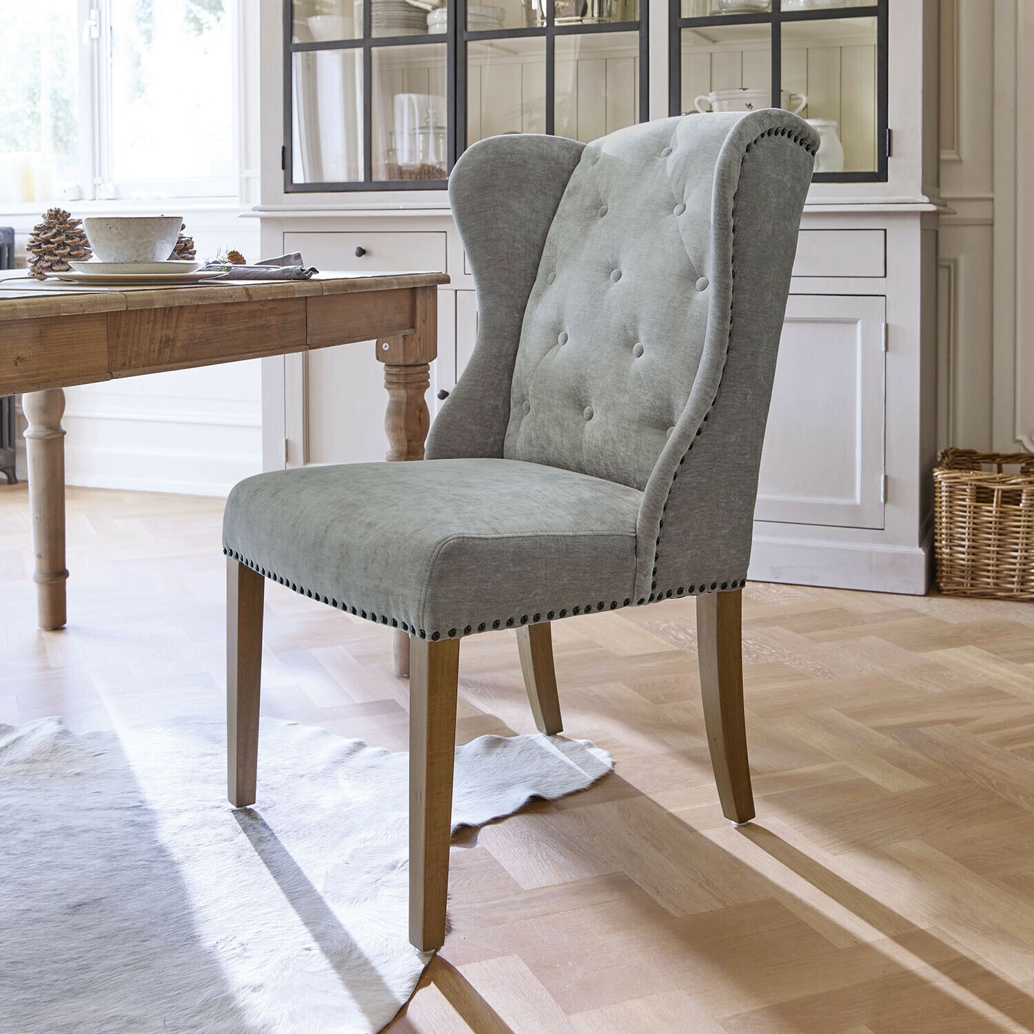 Stuhl Remi Grau gepolsterter Vintage-Stuhl mit Holzbeinen für Esszimmer, stilvolles Möbelstück