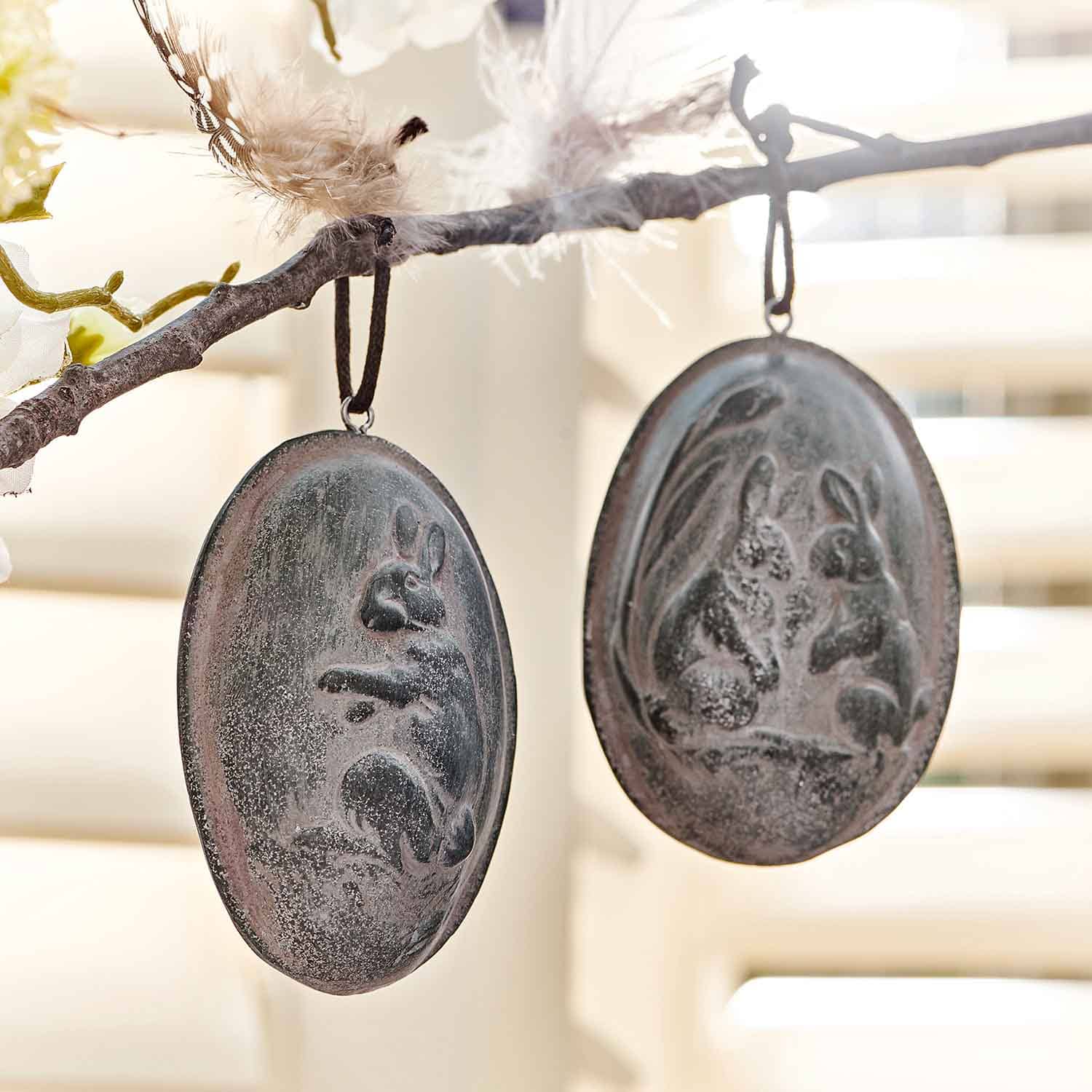 Graue Metall-Ostanhänger mit Hasenmotiv zur Innendekoration zu Ostern