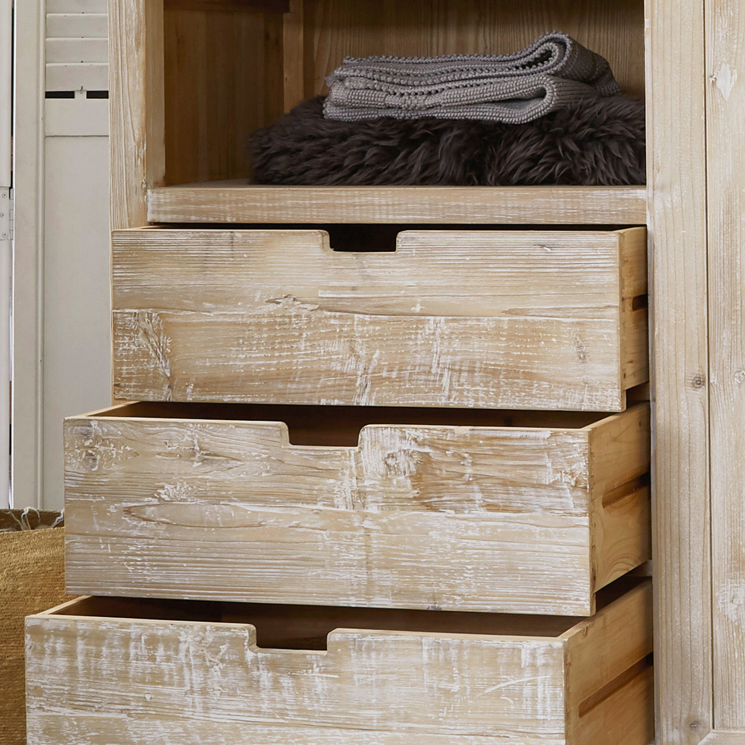 Kommode aus hellem Holz mit drei Schubladen und grauer Decke auf dem Regal, natürlicher Stil