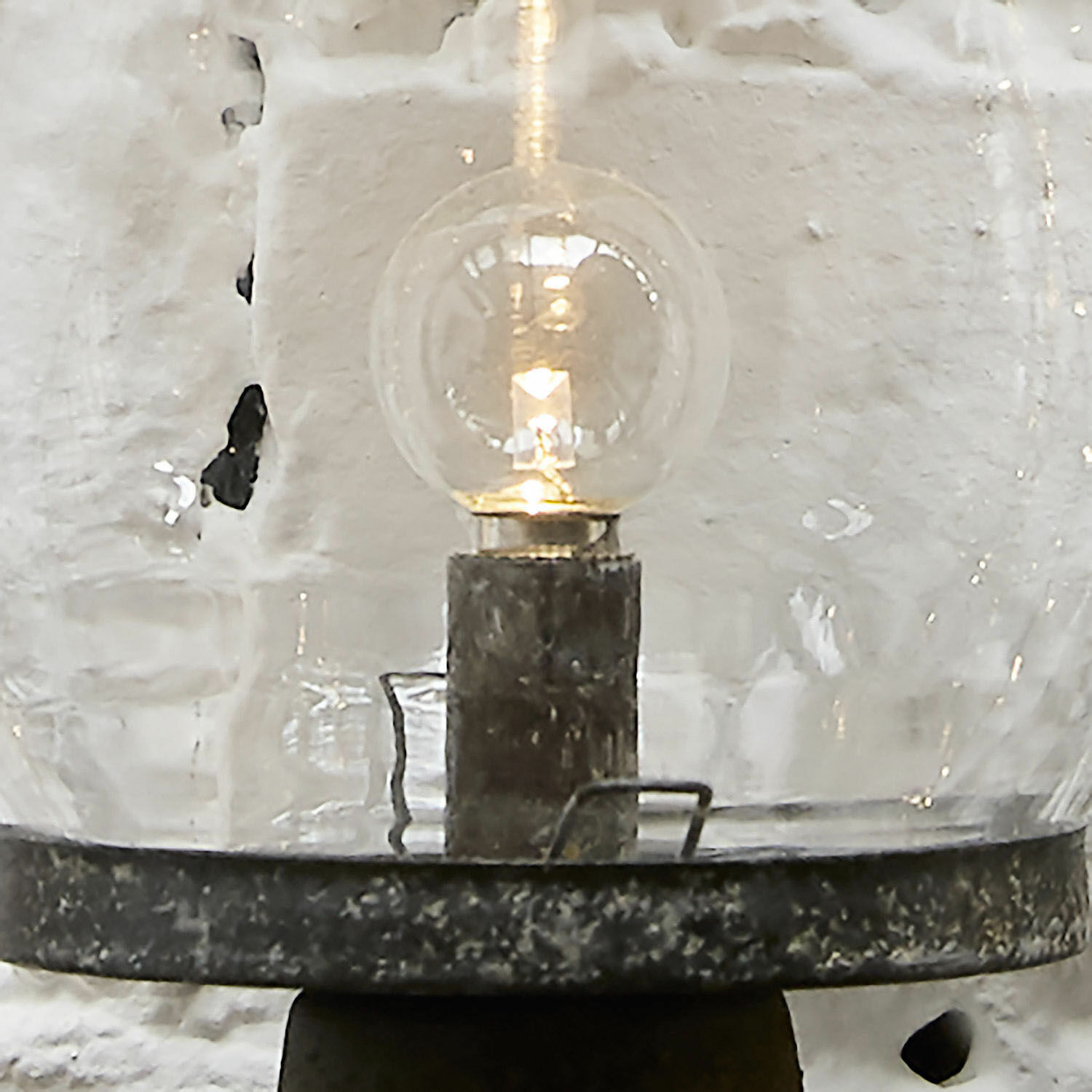 Metall-Wandleuchte mit klarem Glaszylinder und sichtbarer Glühbirne im Industrie-Design