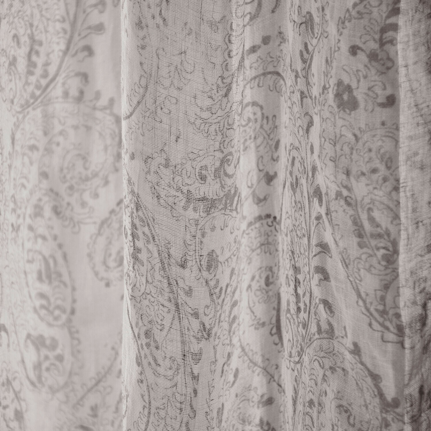 Transparenter Vorhang mit zartem grauem Paisley-Muster auf weißem, leichtem Stoff für Fenster
