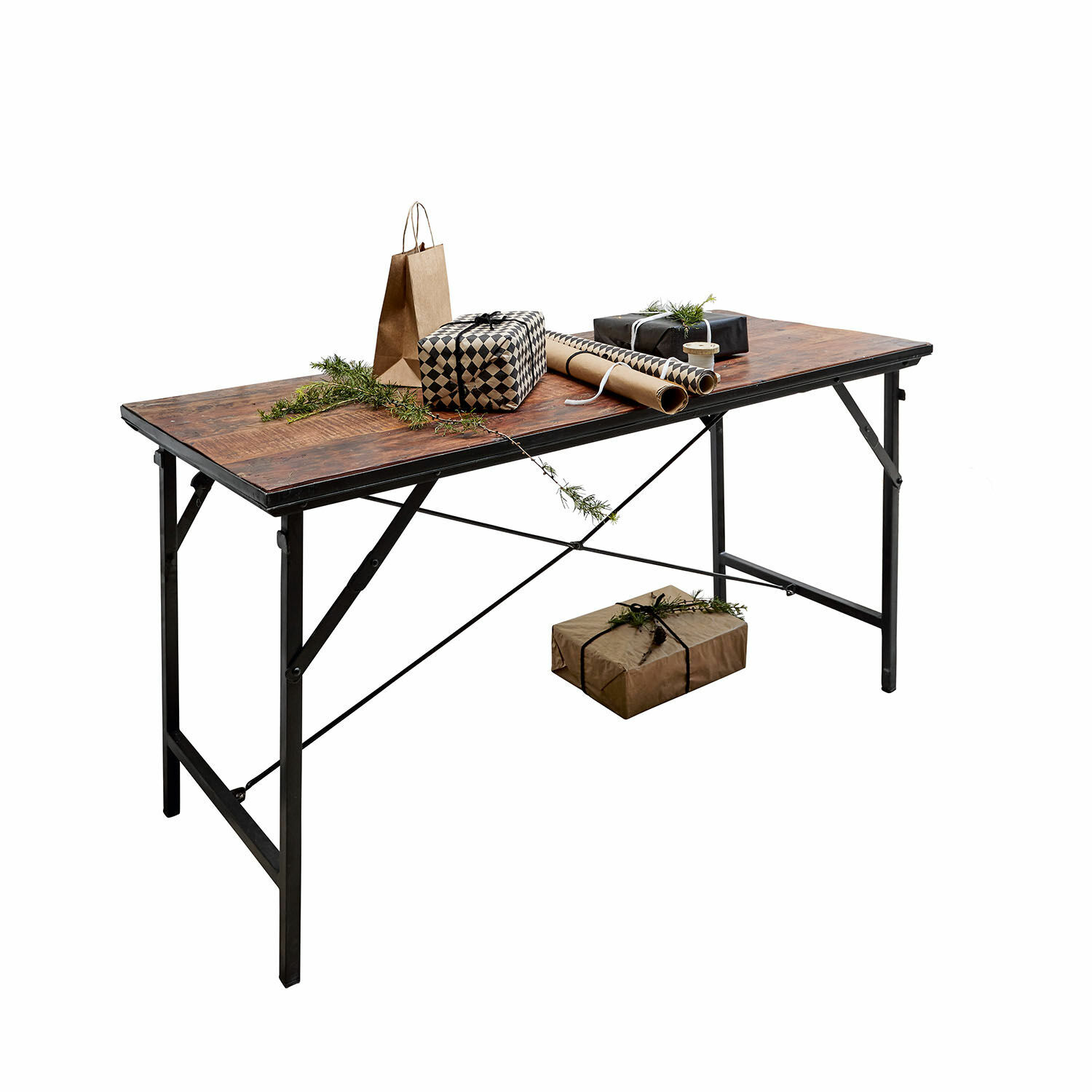 Klappbarer Tisch aus dunklem Holz mit Metallgestell, dekoriert mit Geschenken und grünen Zweigen