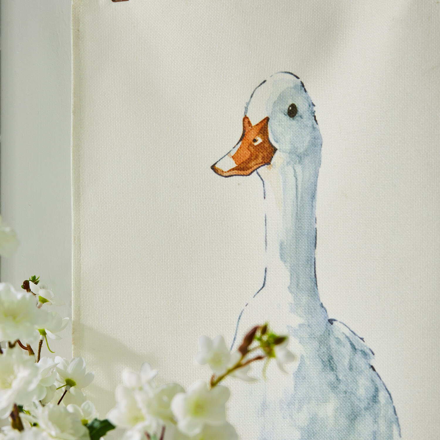 Illustration einer weißen Gans mit braunem Schnabel auf hellem Hintergrund, feiner Stoffdruck