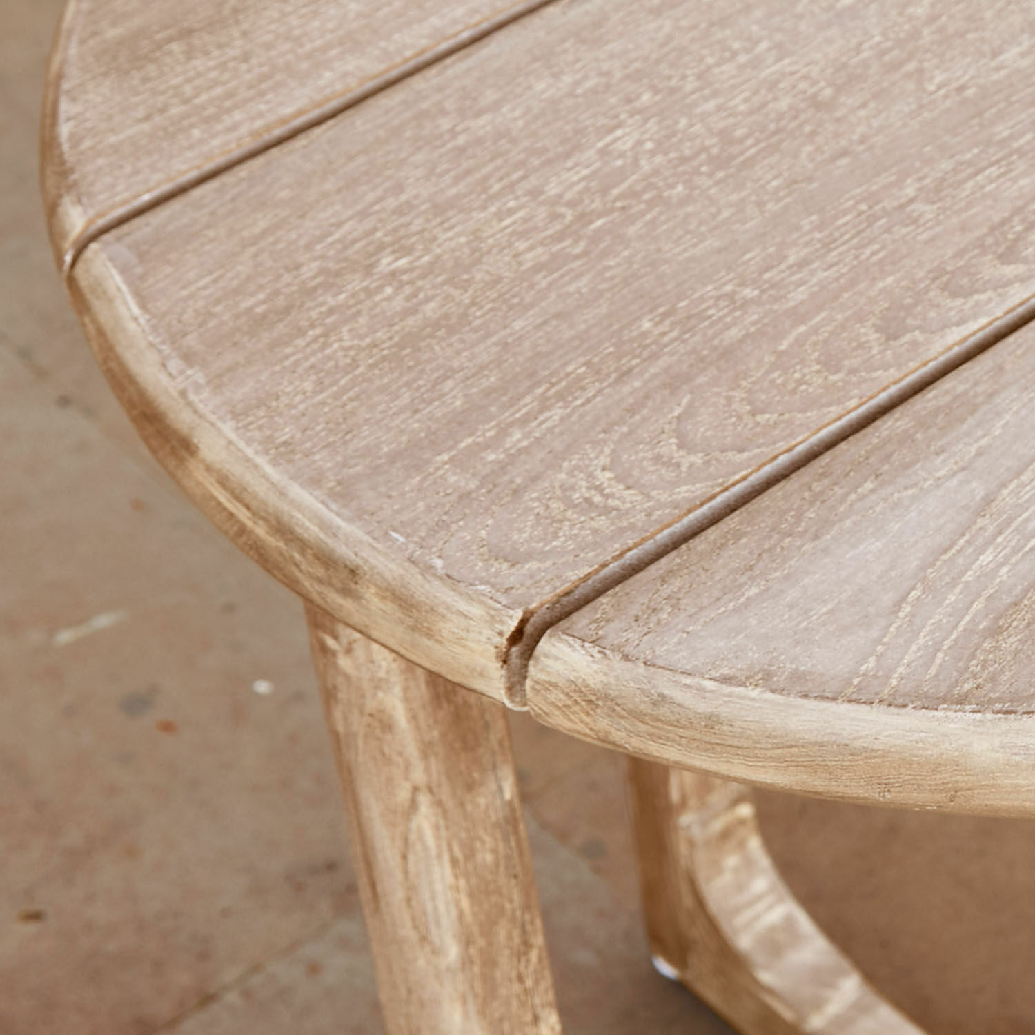 Tischplatte aus hellem Holz mit natürlicher Maserung, Möbelstück für Innen- und Außenbereich