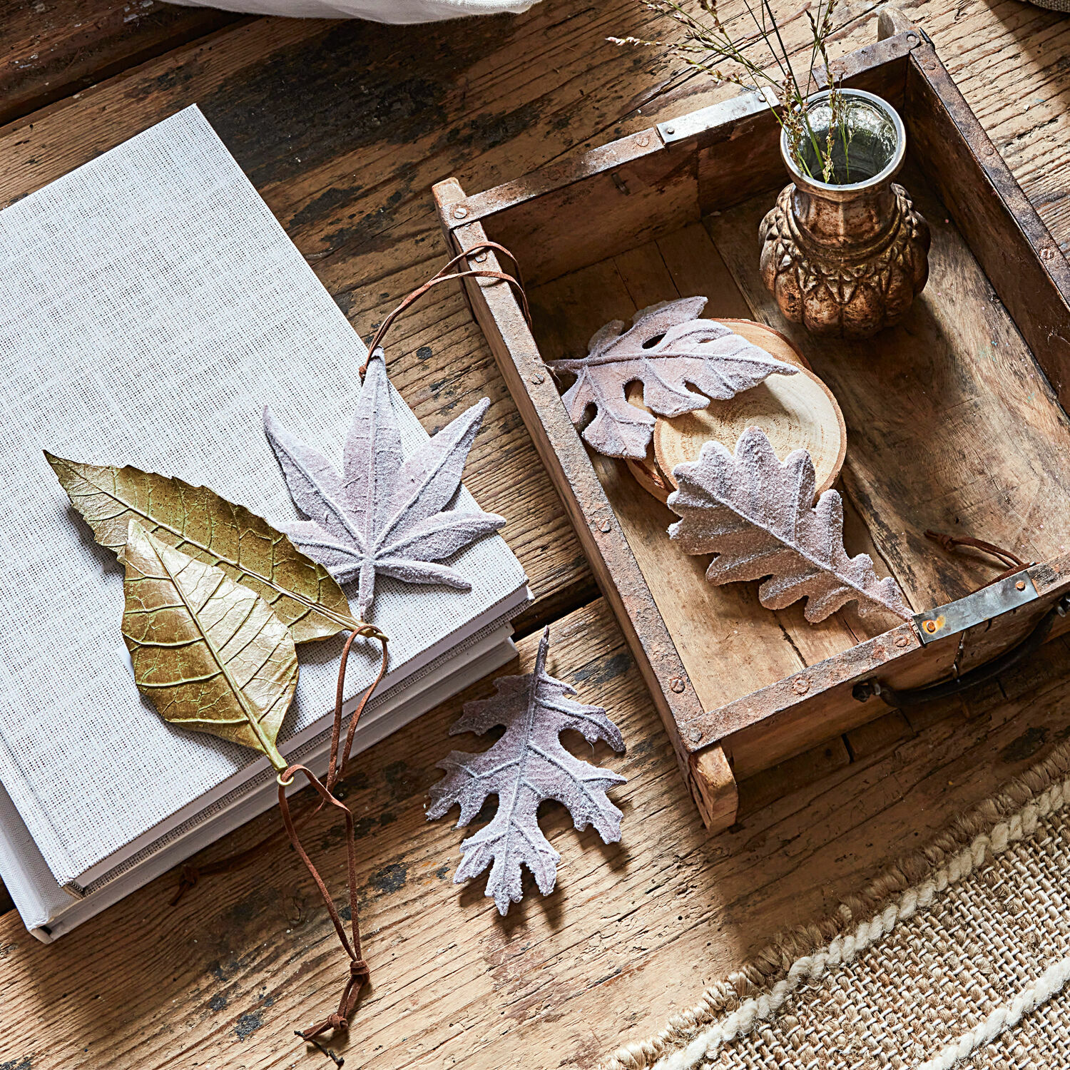 Blatt 6er Set Merel Dekorative goldene und graue Blätter auf Holztisch mit Buch und rustikaler Holzschale