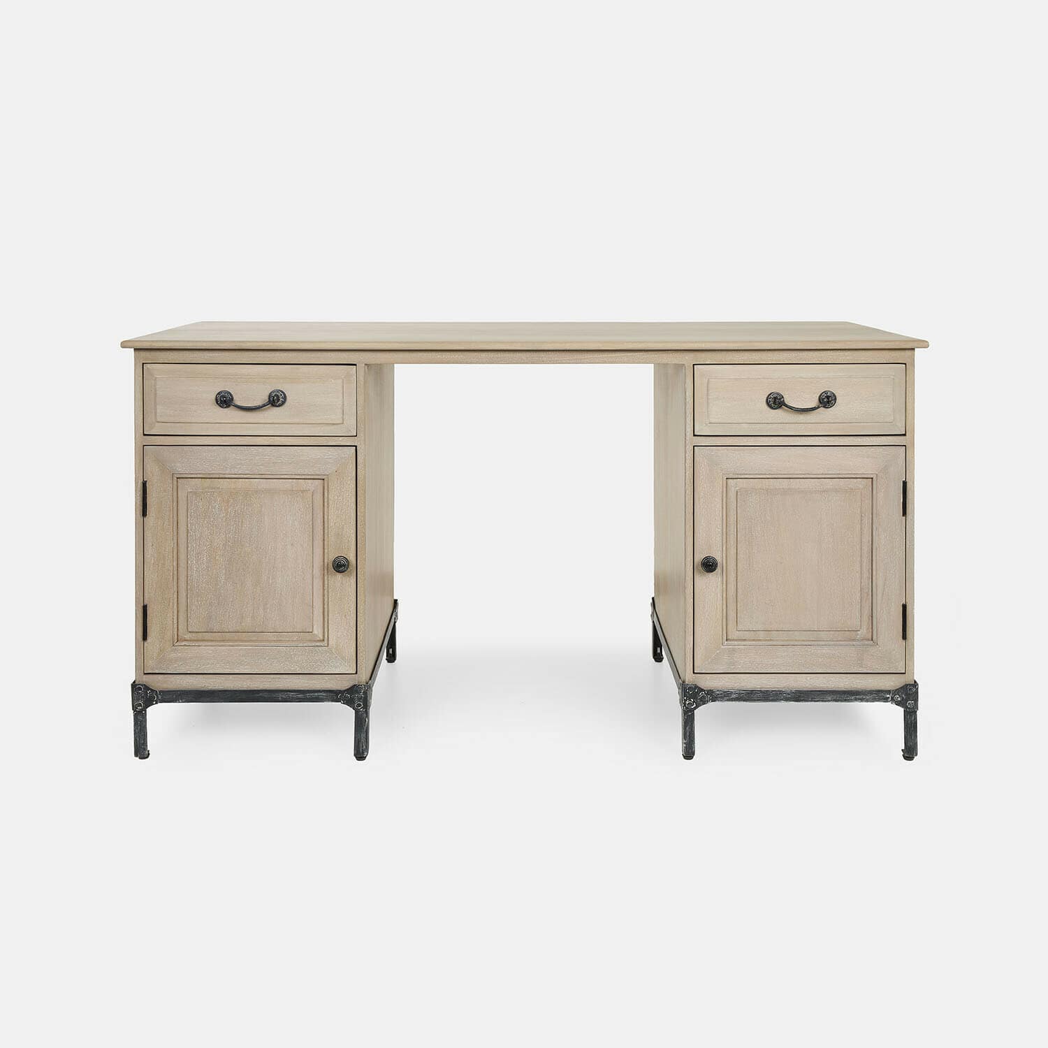Schreibtisch aus hellem Holz mit Schubladen und Metallbeinen, klassisches Möbelstück fürs Büro
