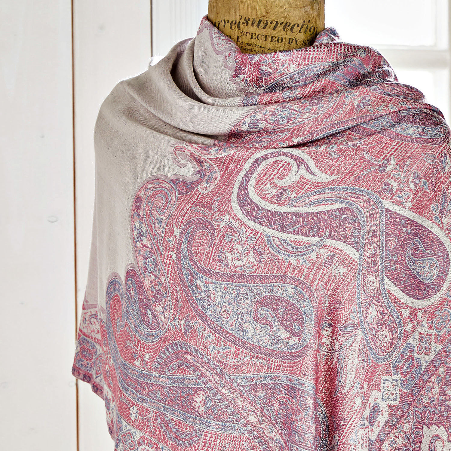 Schal mit Paisley-Muster in Rot- und Grautönen auf beigem Hintergrund aus weichem Stoff