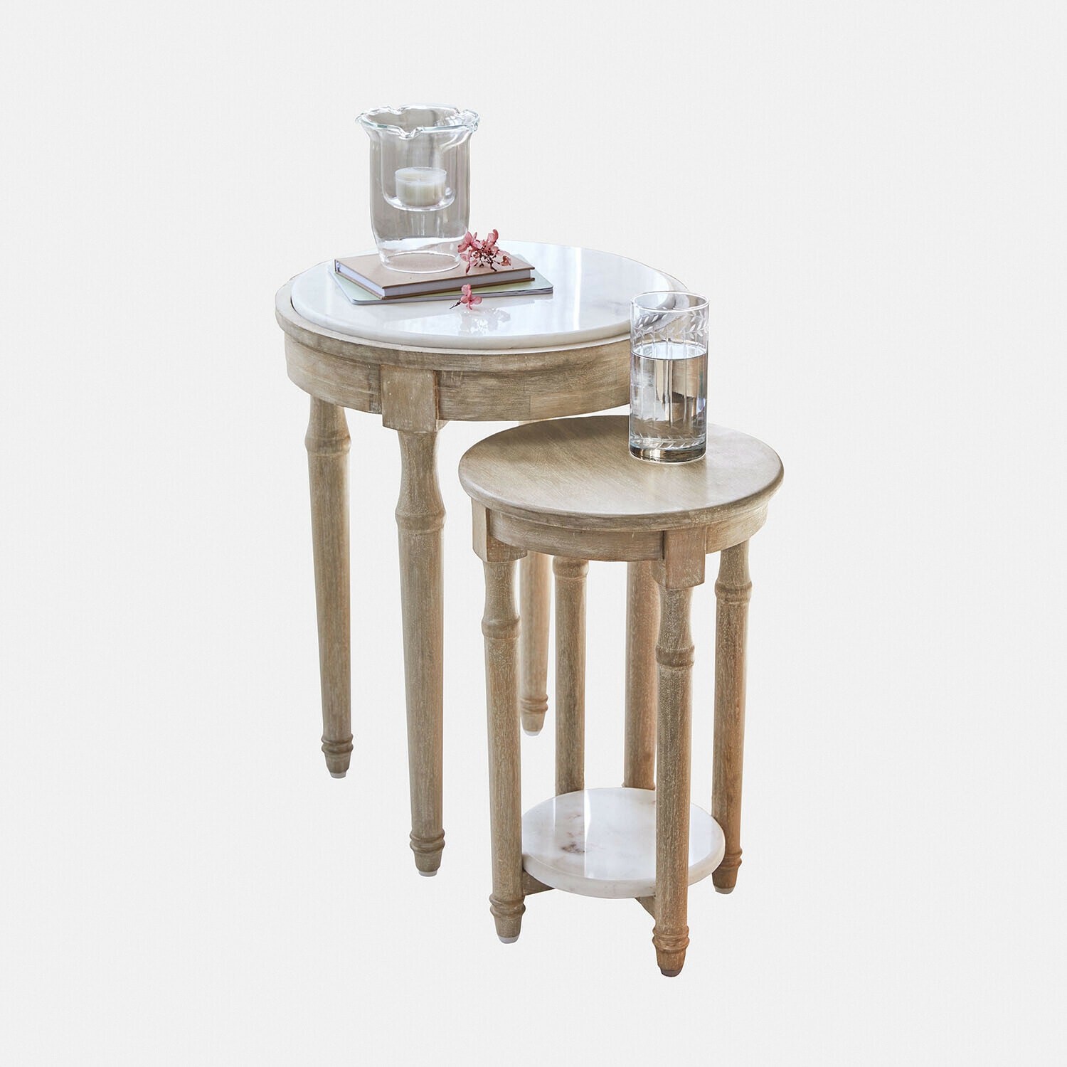 Zweier-Set runder Beistelltische aus hellem Holz mit weißen Marmorplatten