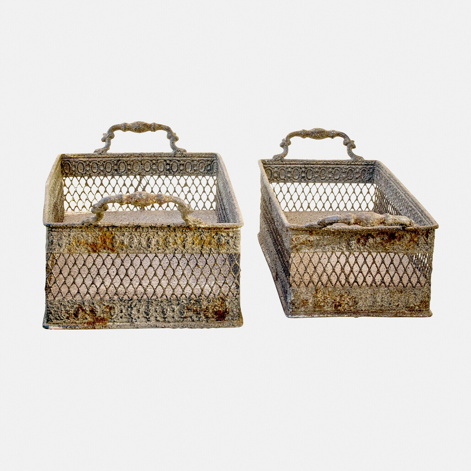 Set aus zwei vintage Metallkörben mit Griffen, graue Farbe mit Used-Look, ideal für Aufbewahrung und Dekoration