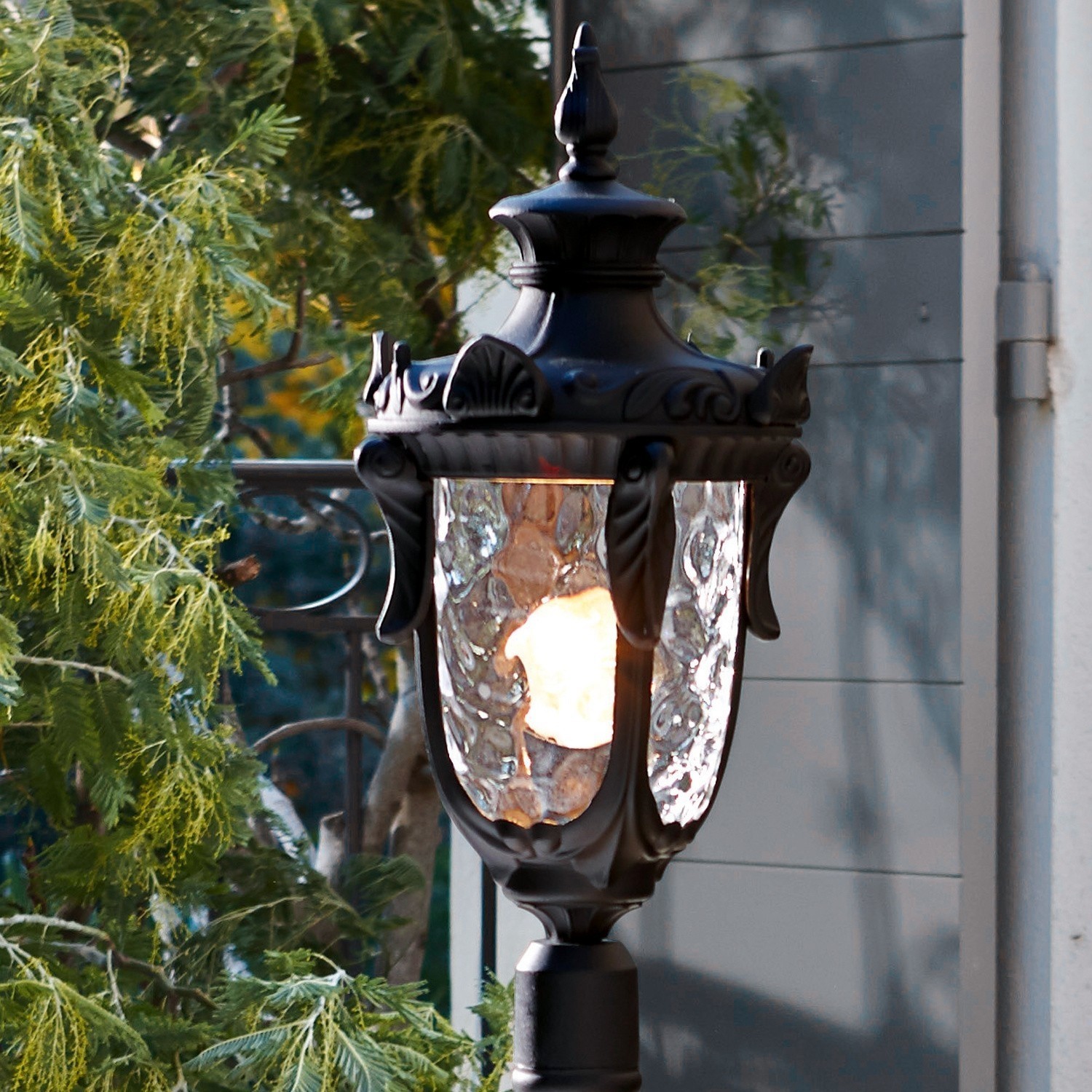 Schwarze Metall-Gartenlaterne mit dekorativem Glas und warmem Licht, Außenbeleuchtung