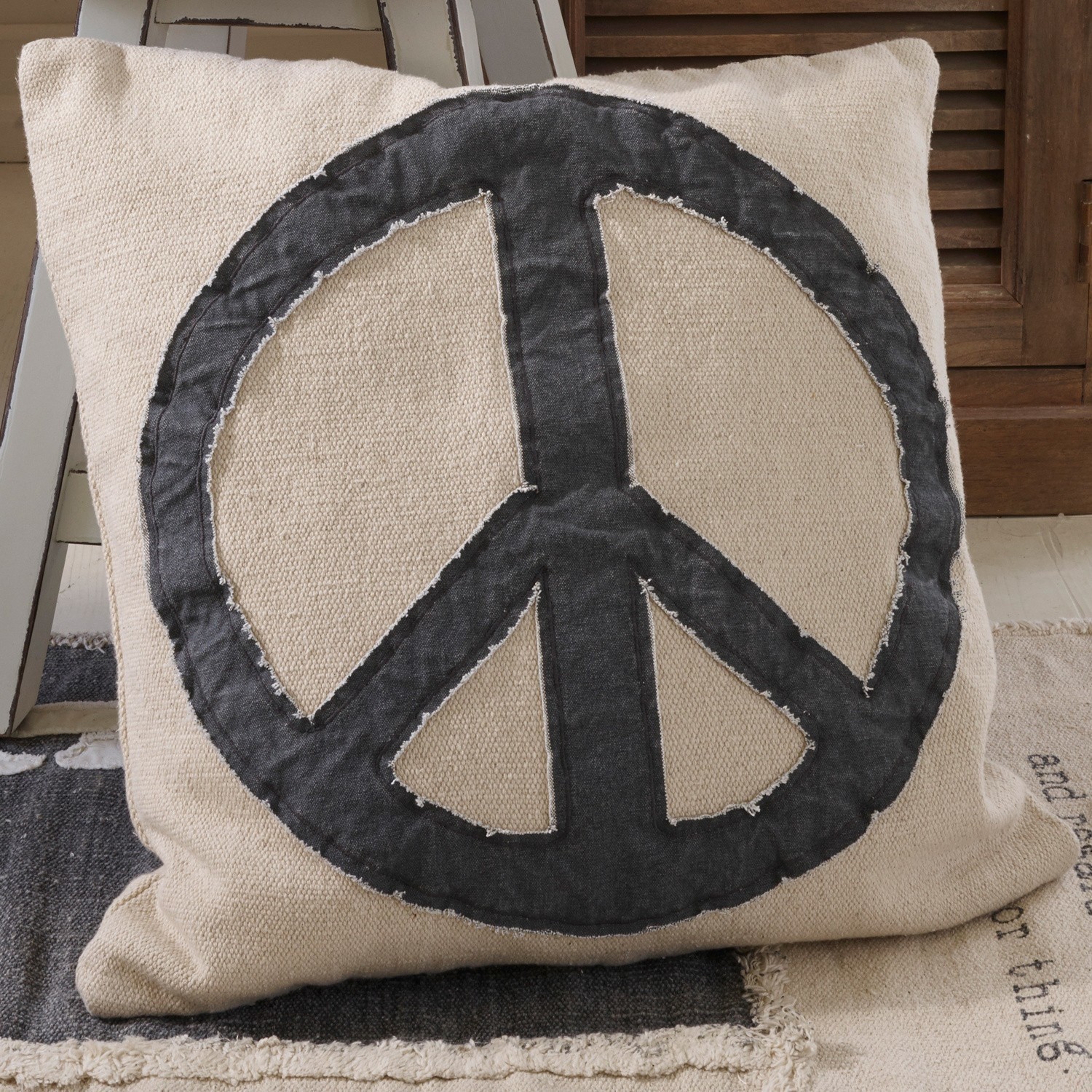 Beiges Dekokissen aus Baumwolle und Leinen mit schwarzem Peace-Zeichen für Wohnzimmer