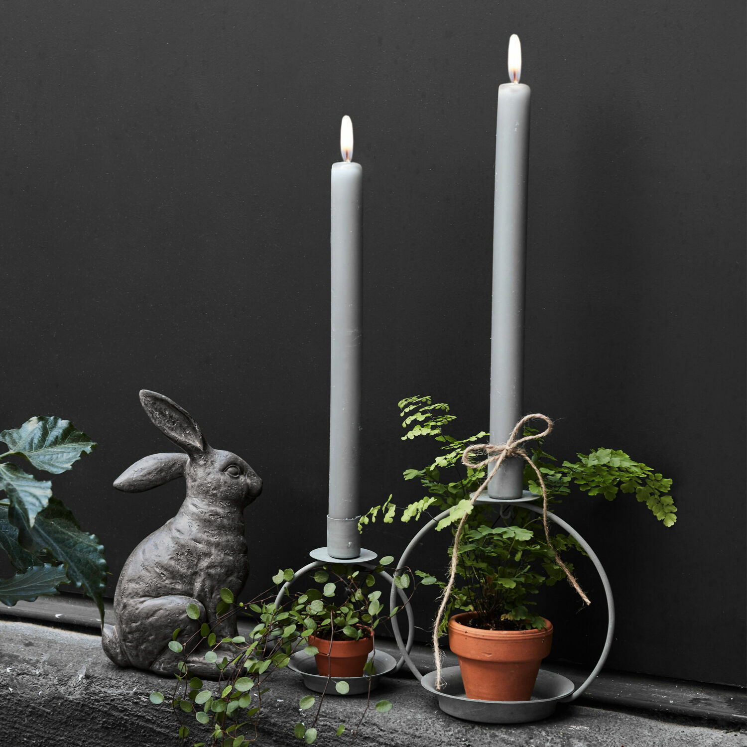 Kerzenständer 2er Set Nirrat Graue Metallkerzenhalter mit grauen Kerzen, grünen Topfpflanzen und Hasendekoration aus Stein