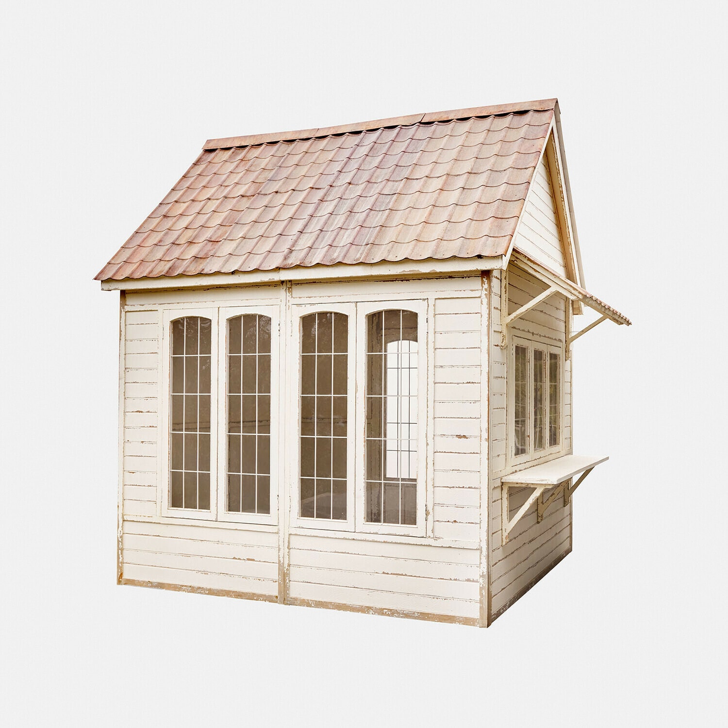 Weißes Holzhaus mit verglasten Fenstern und rotbraunem Wellblechdach im Vintage-Stil