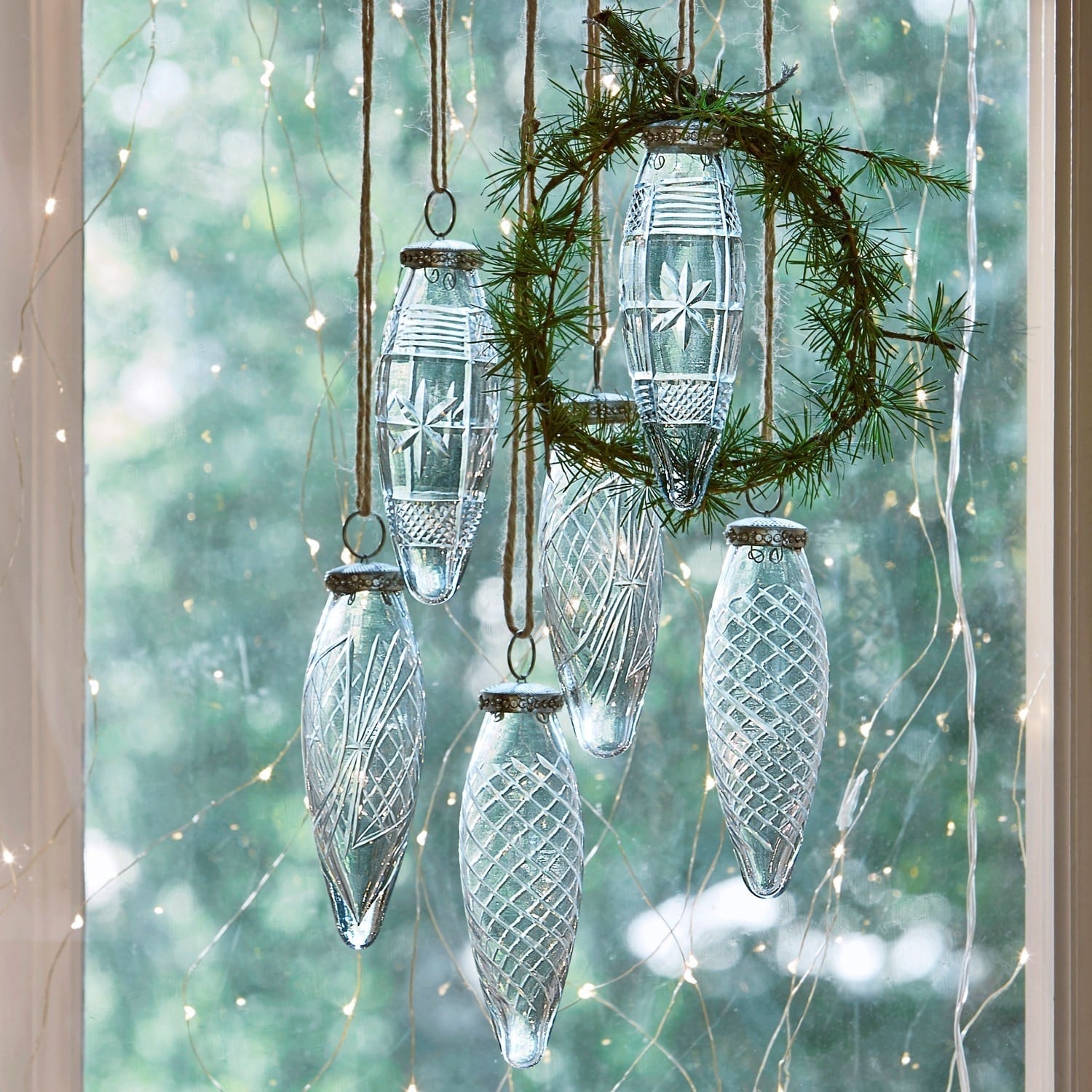 Weihnachtsschmuck 6er Set Loulay Transparente Glas-Weihnachtsanhänger mit Mustern an Schnüren vor Fenster mit LED-Lichterkette