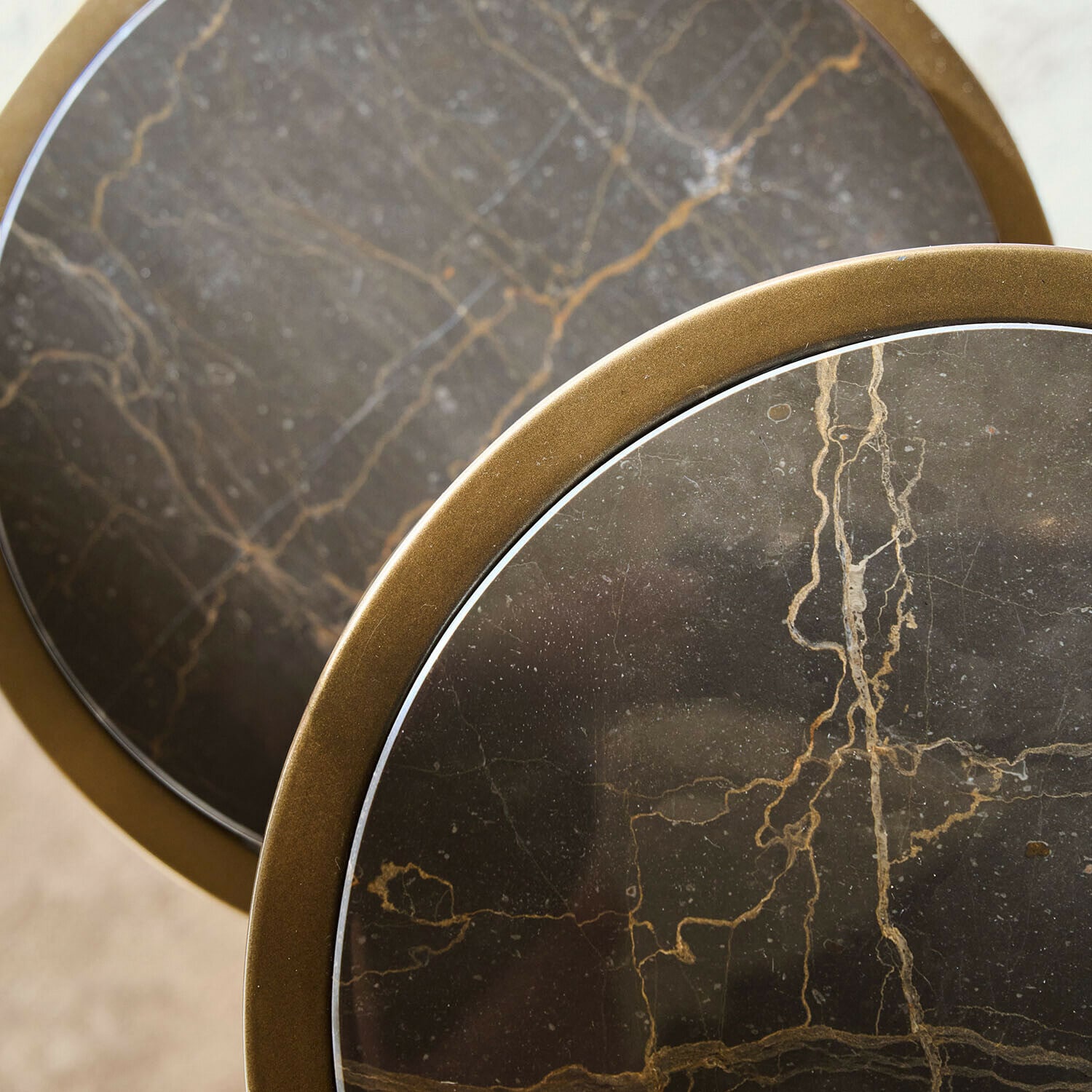 Zwei runde Tische mit dunkler Marmorplatte und goldenem Metallrahmen für Wohnzimmer