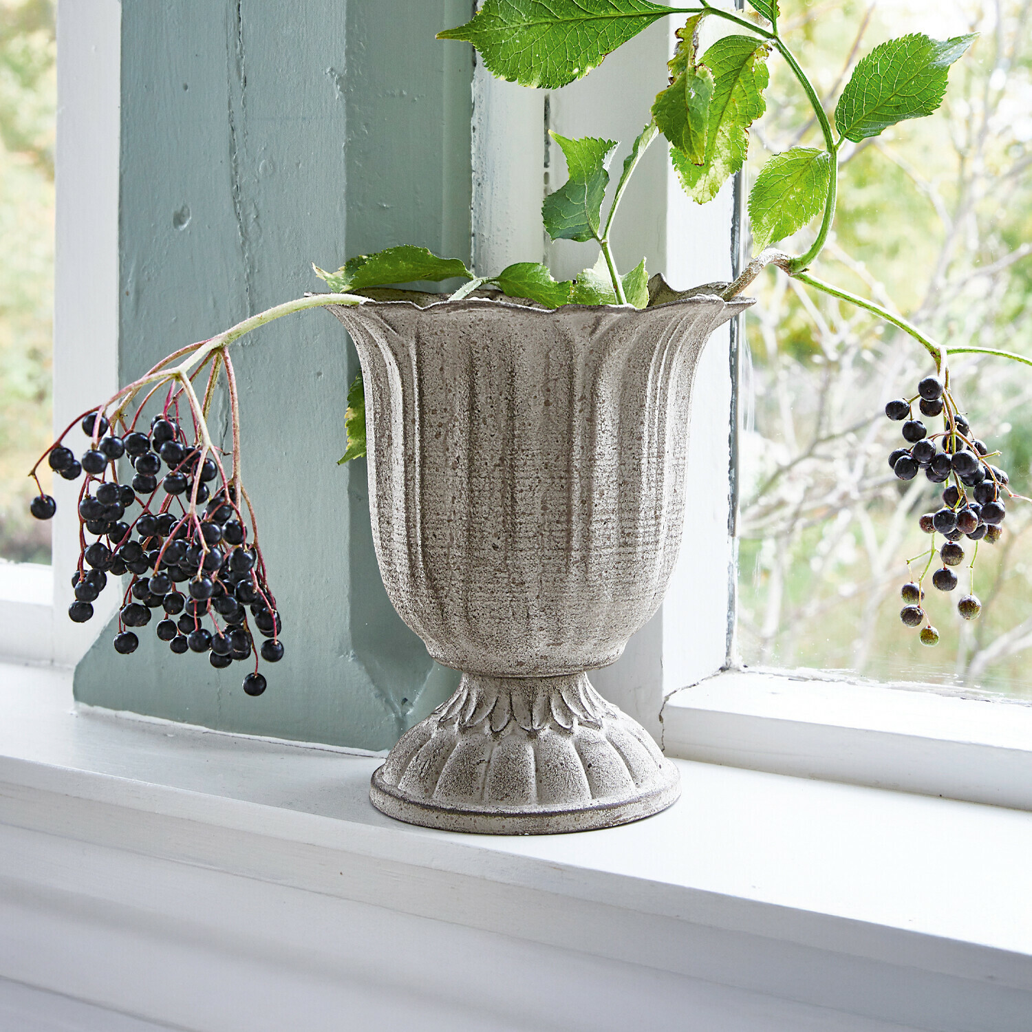 Vase Hanson Grauer Keramikvase mit grünen Blättern und Beeren auf Fensterbank, natürliche Dekoration