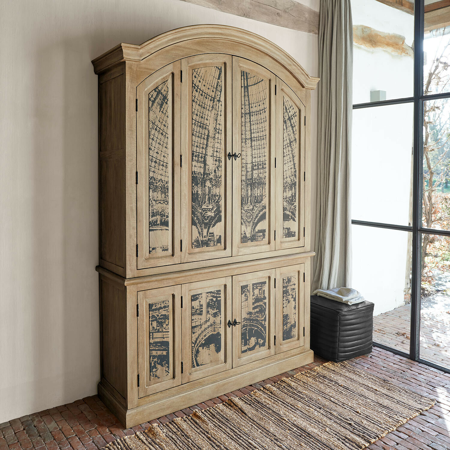 Schrank Albanne Holzschrank in Beige mit dekorativen Vintage-Paneelen für stilvolle Wohnzimmeraufbewahrung