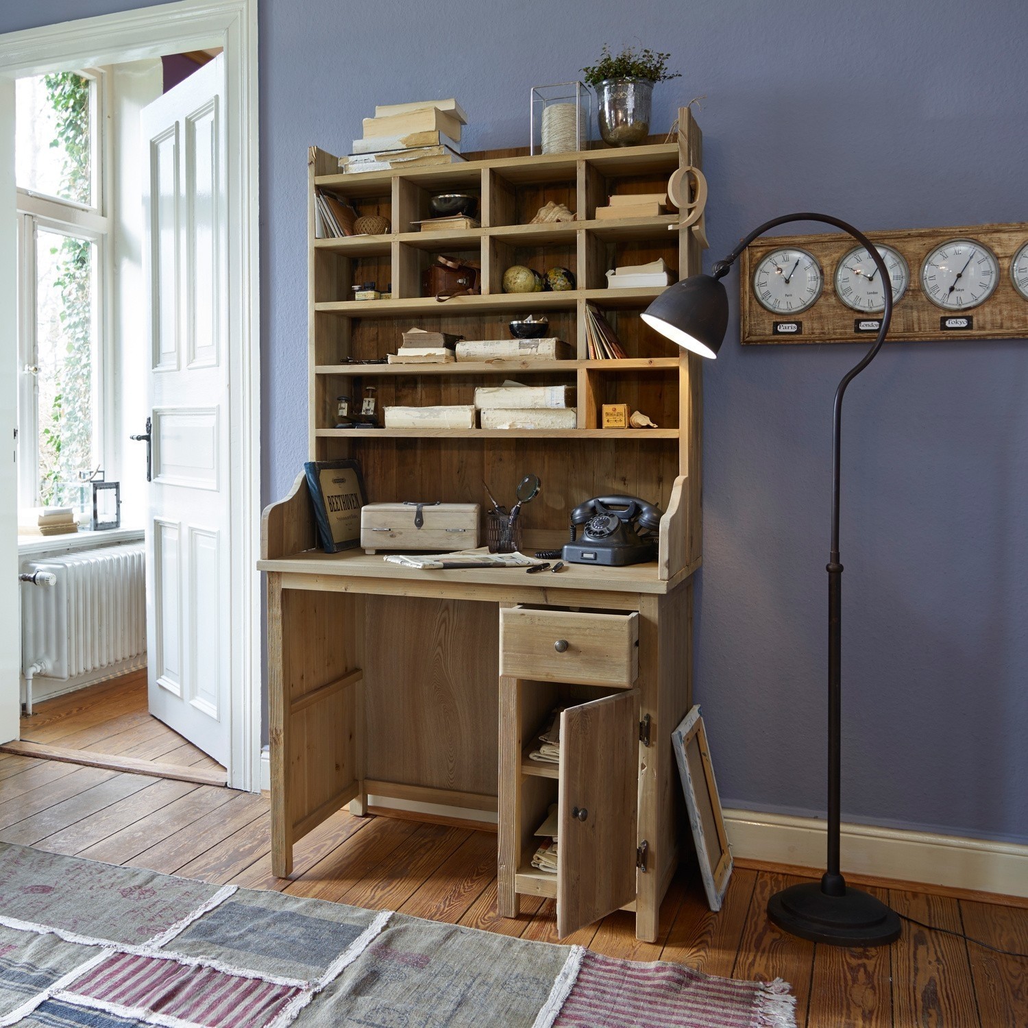 Holzschreibtisch mit Regalen und Schubladen in natürlicher Farbe für das Homeoffice