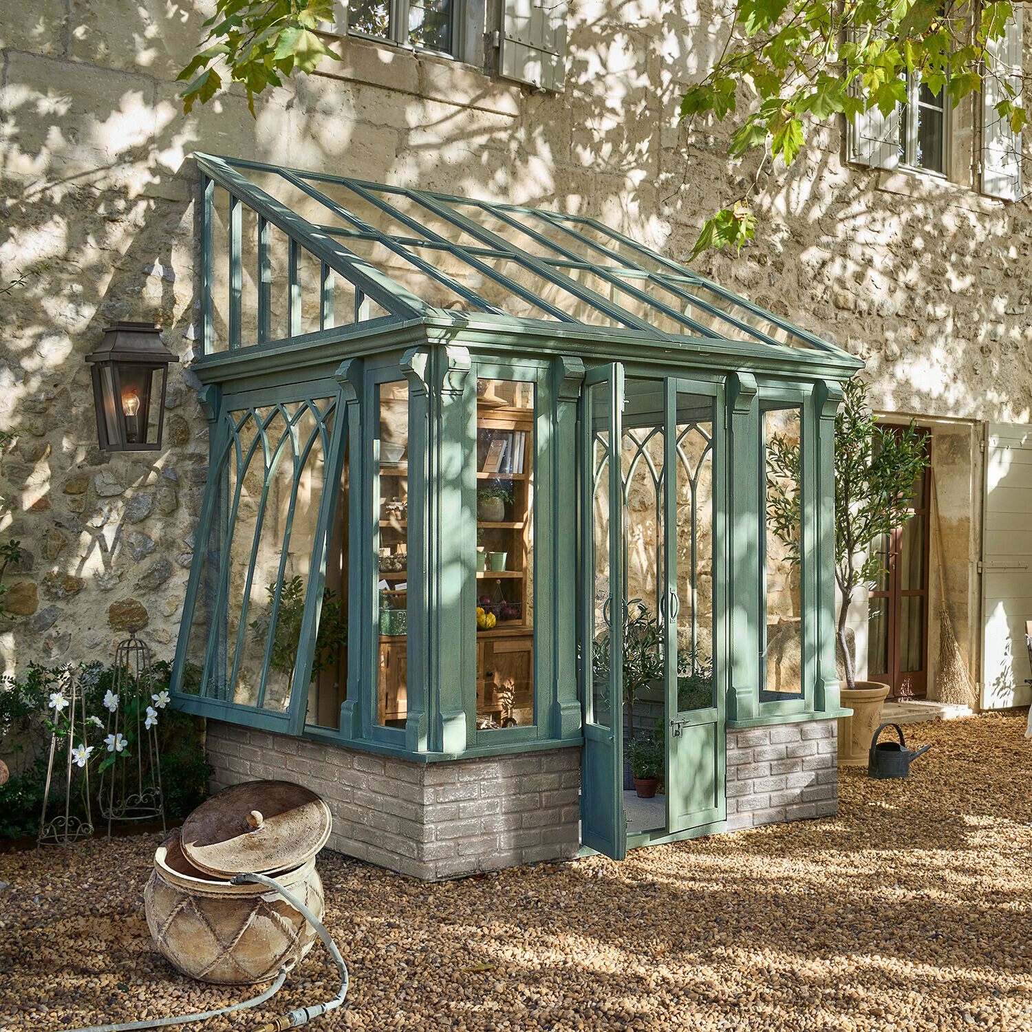 Gartenhaus Lévandon Grüne Holz-Gewächshaus mit Ziegelbasis auf Kiesboden in sonnigem Garten