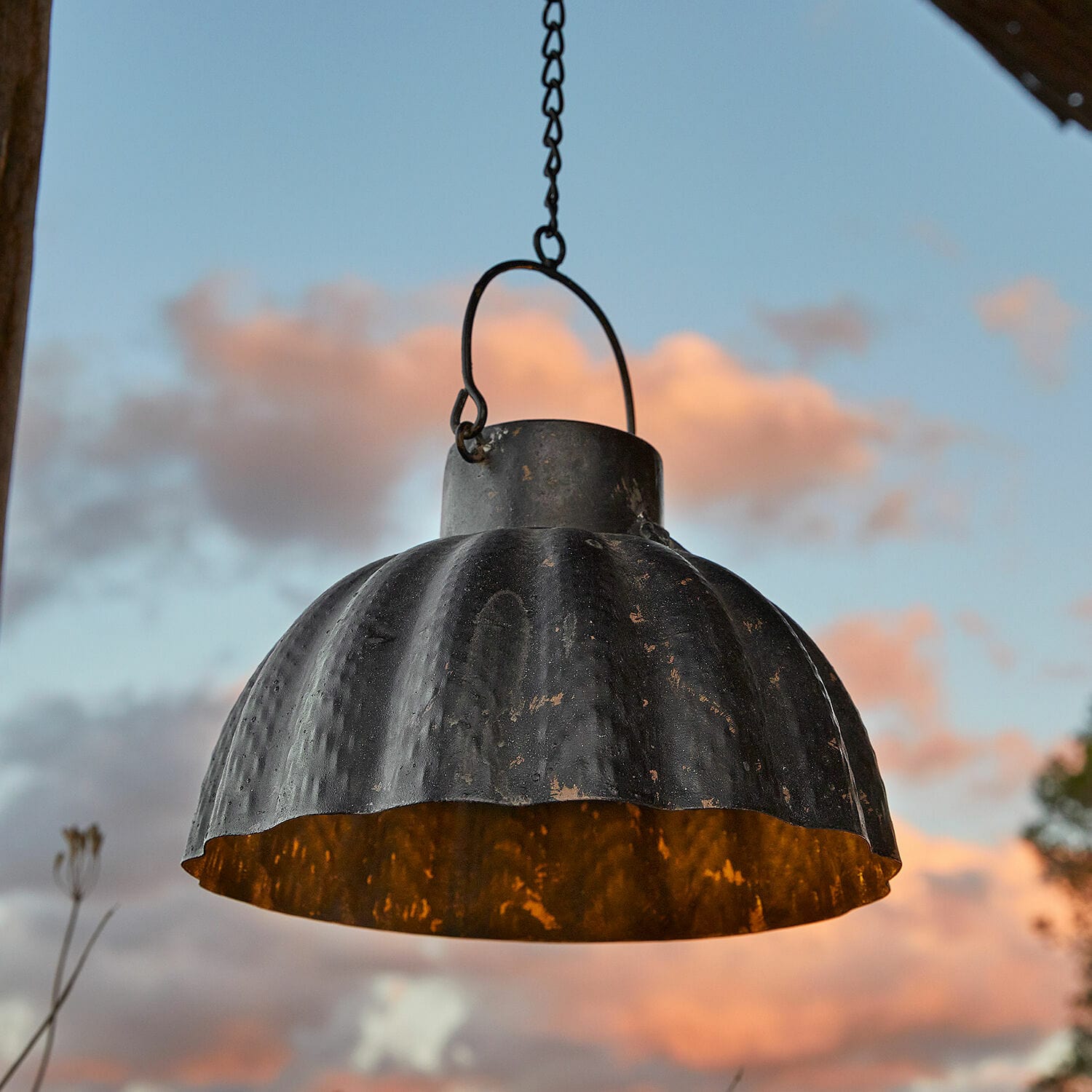Hängende Metalllampe in Schwarz mit warmem Licht, dekorative Beleuchtung für Haus und Garten