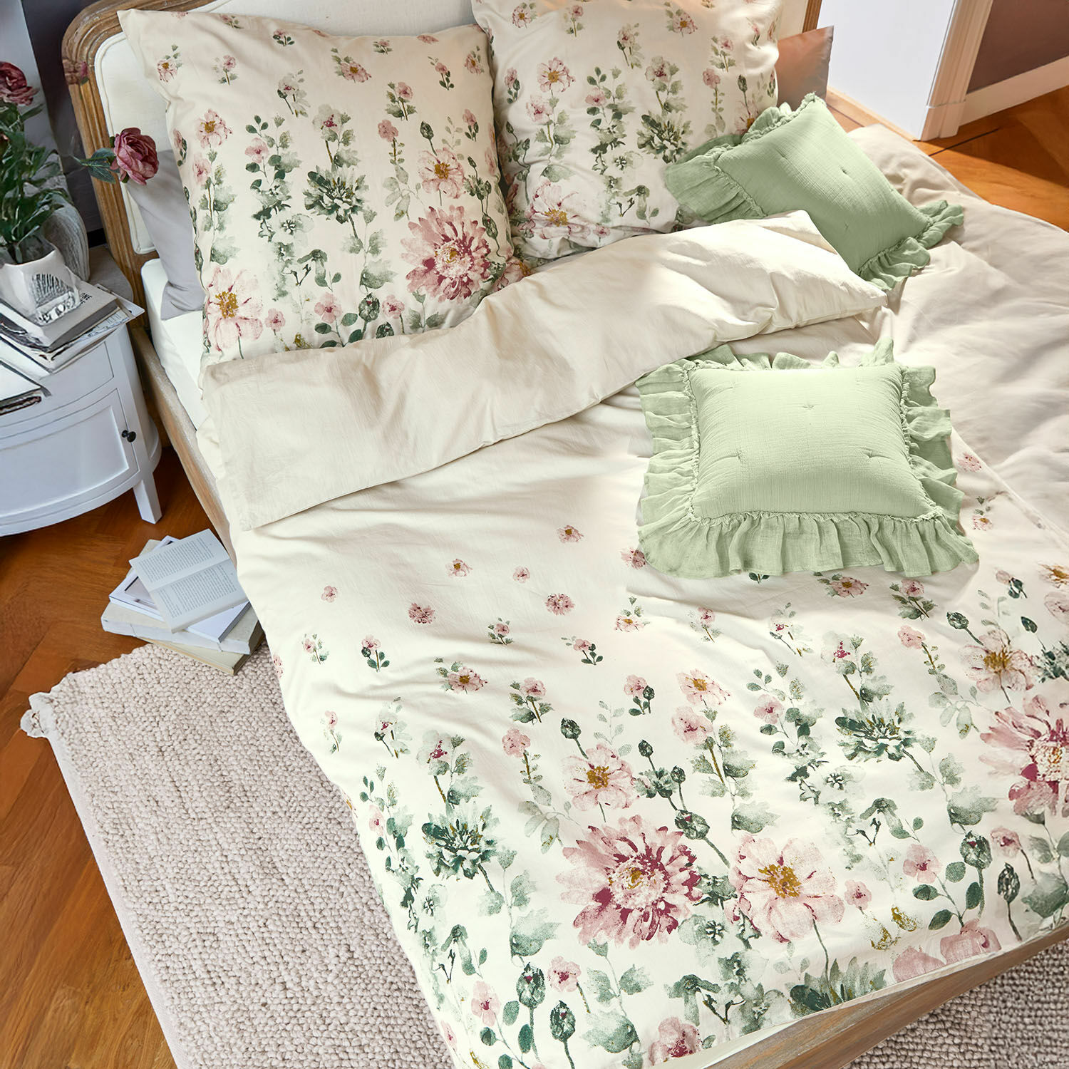 Bettwäsche Brinalie Baumwoll-Bettwäsche in Creme mit floralem Muster und grünen Dekokissen für gemütliches Schlafzimmer