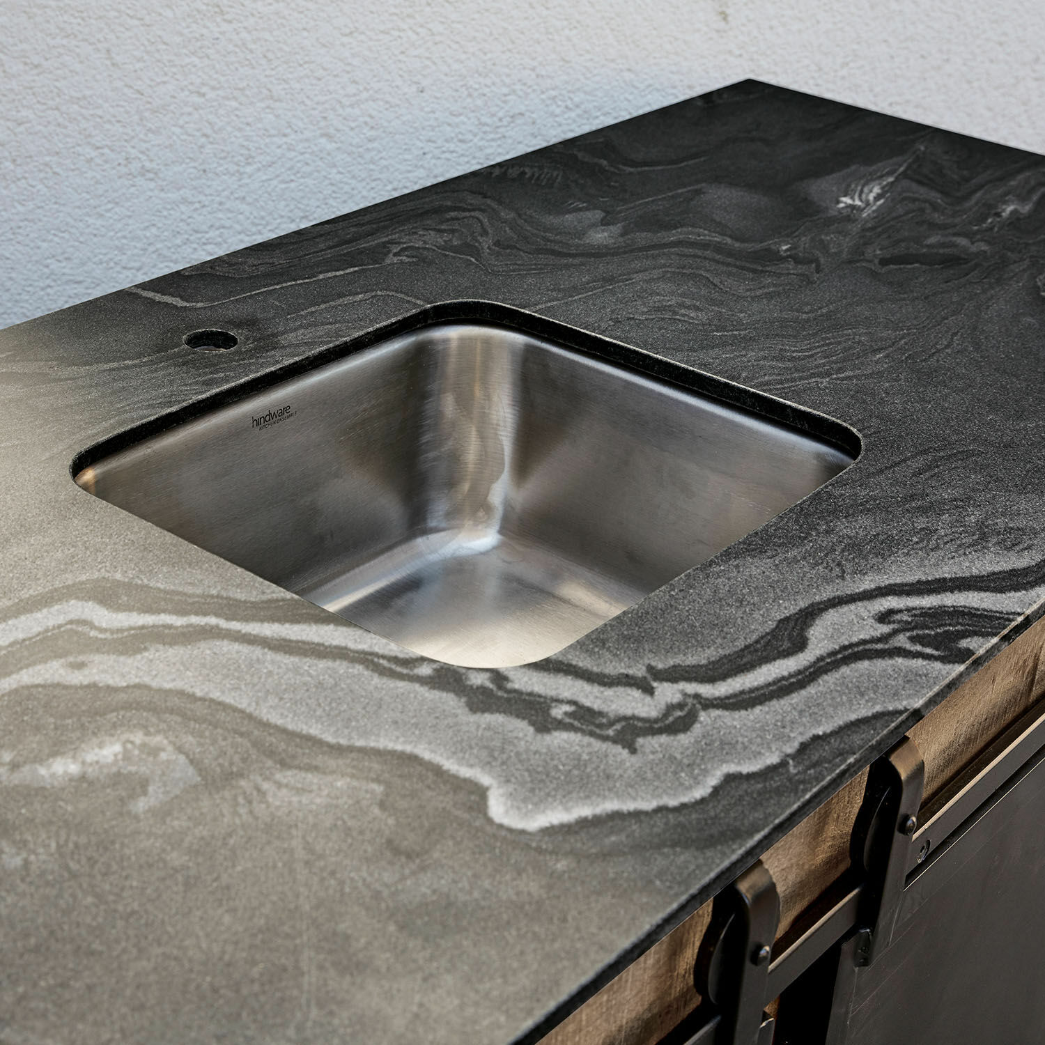 Küchenarbeitsplatte aus schwarzem Marmor mit integriertem Edelstahlspülbecken für moderne Küche