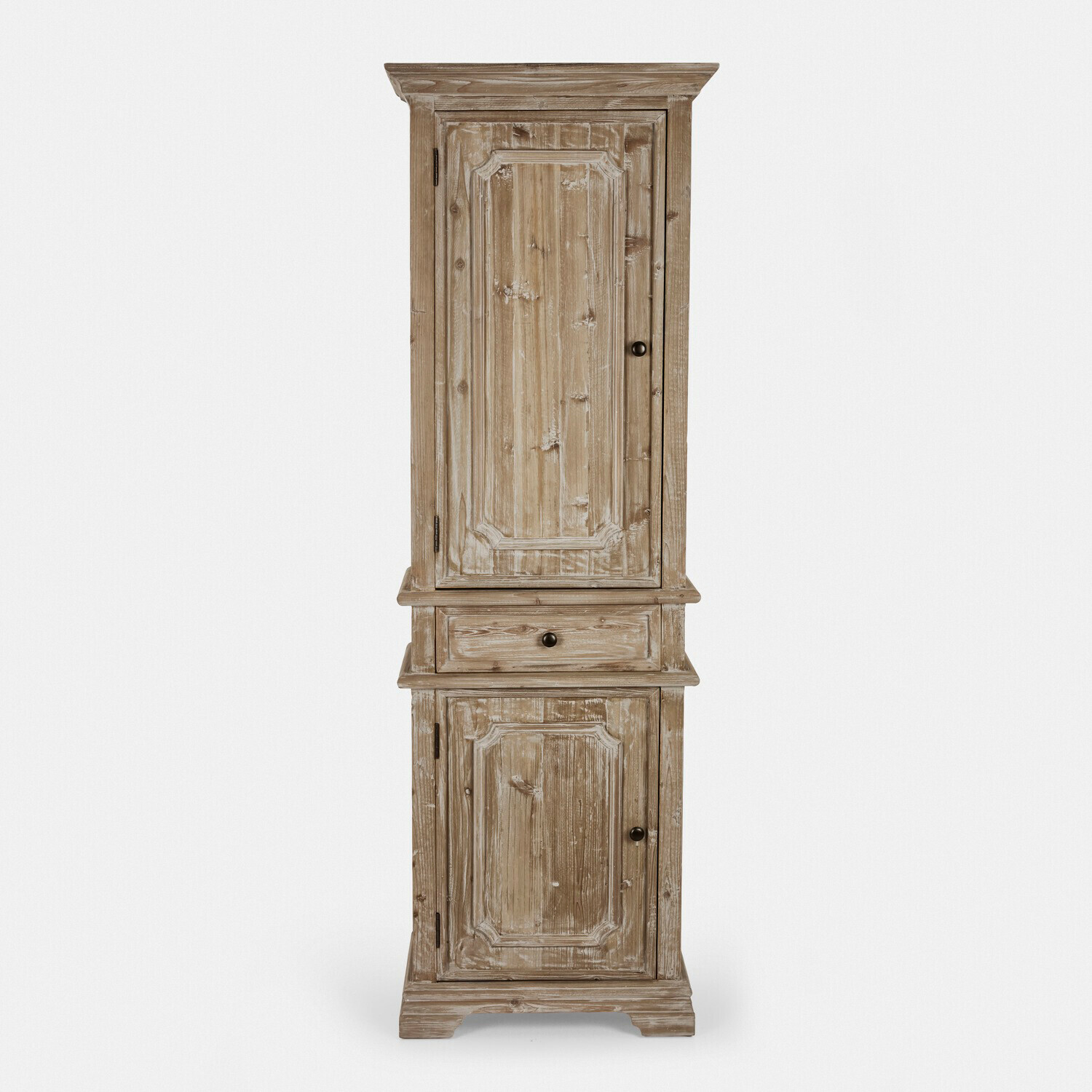 Hoher Schrank aus naturfarbenem, gealtertem Holz mit Schublade und zwei Türen im Landhausstil