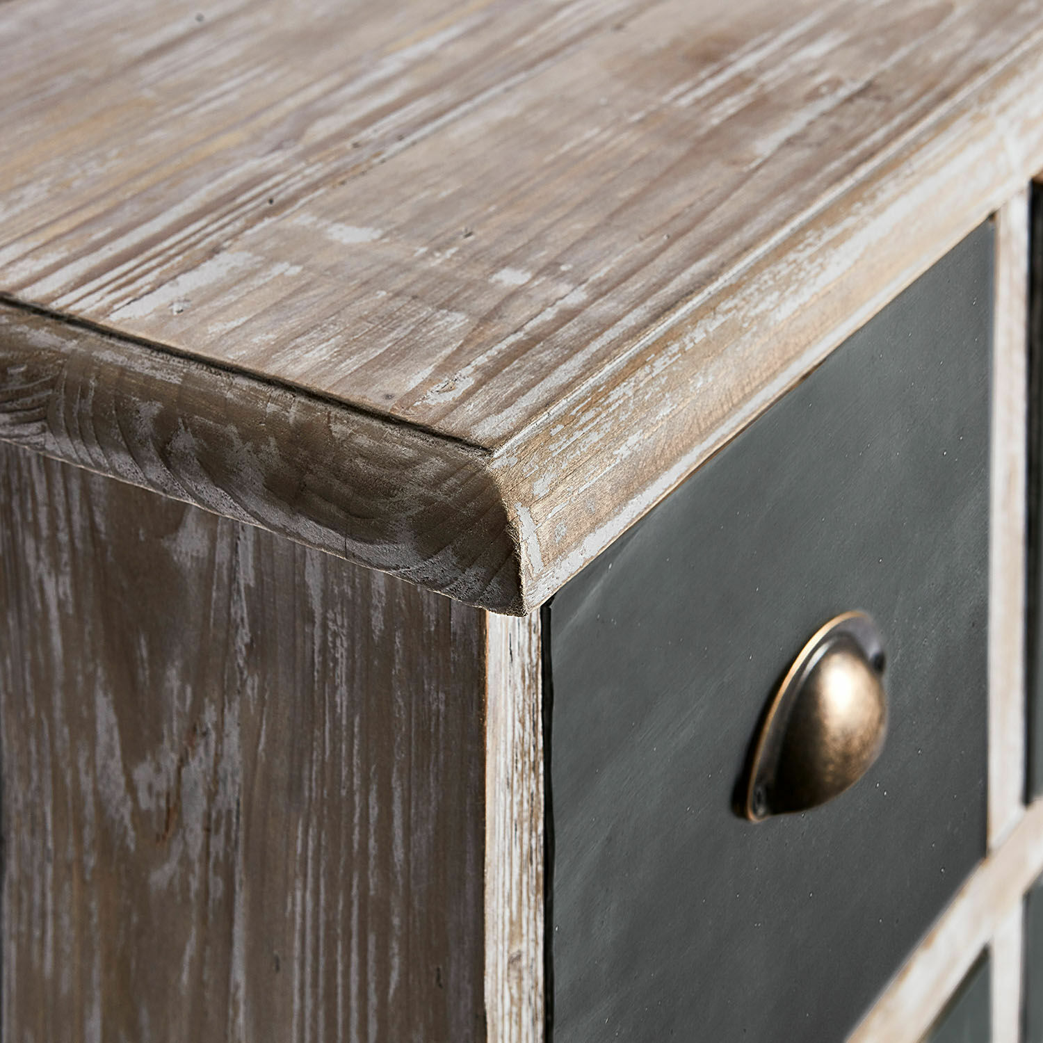 Nahaufnahme eines Holzschranks mit schwarzer Schublade und Metallgriff im Vintage-Stil