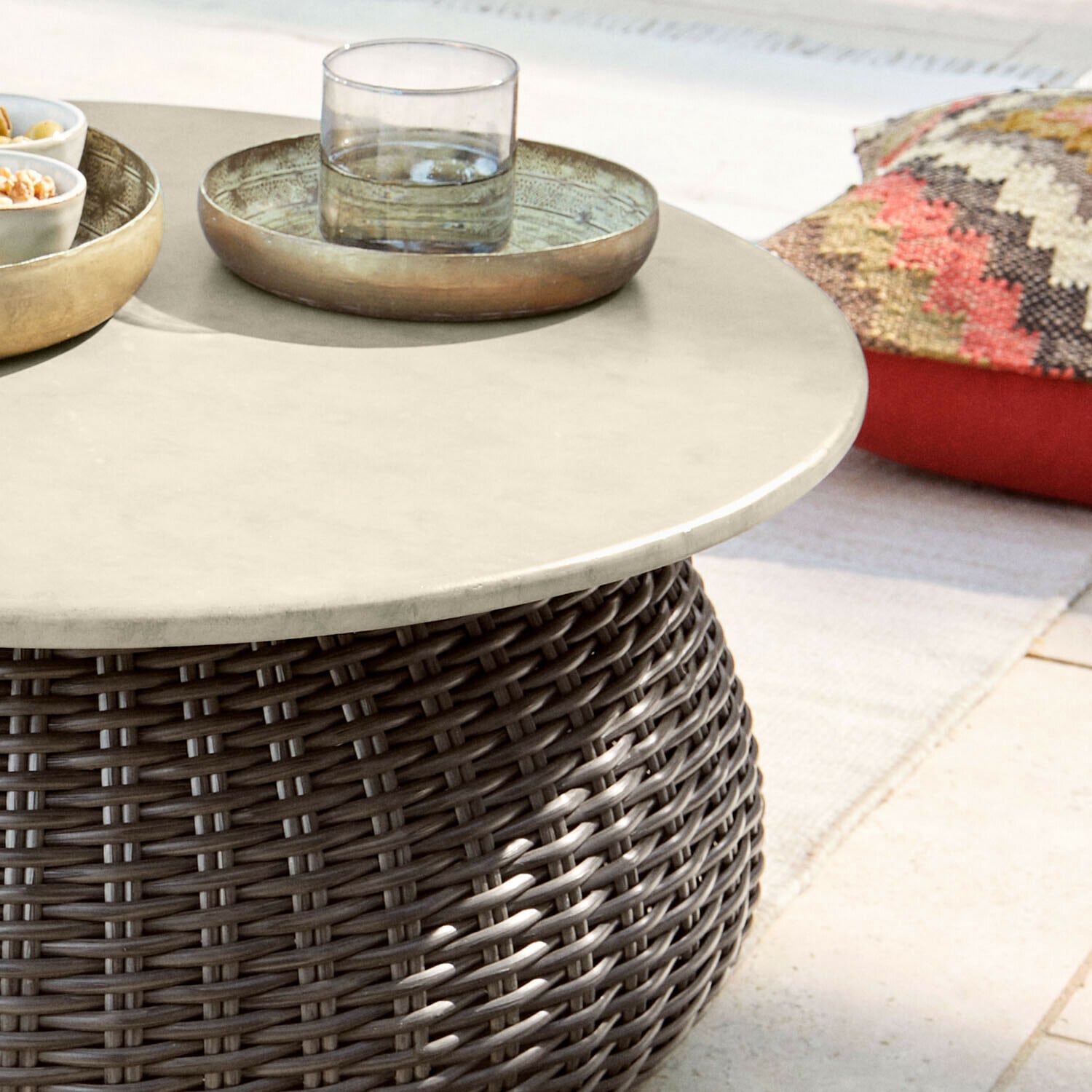 Runder Couchtisch mit hellem Tischplatte und braunem Geflecht, Outdoor-Dekoration