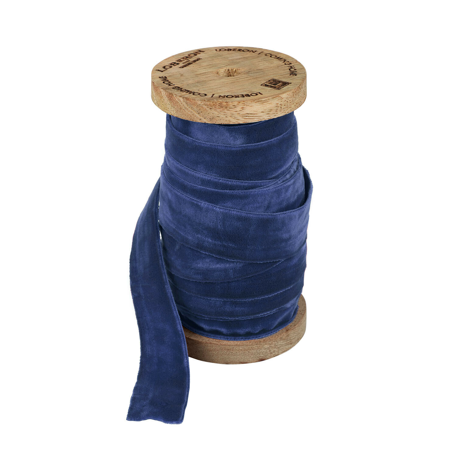 Blaue Samtbandrolle auf Holzspule für Dekoration und Bastelarbeiten