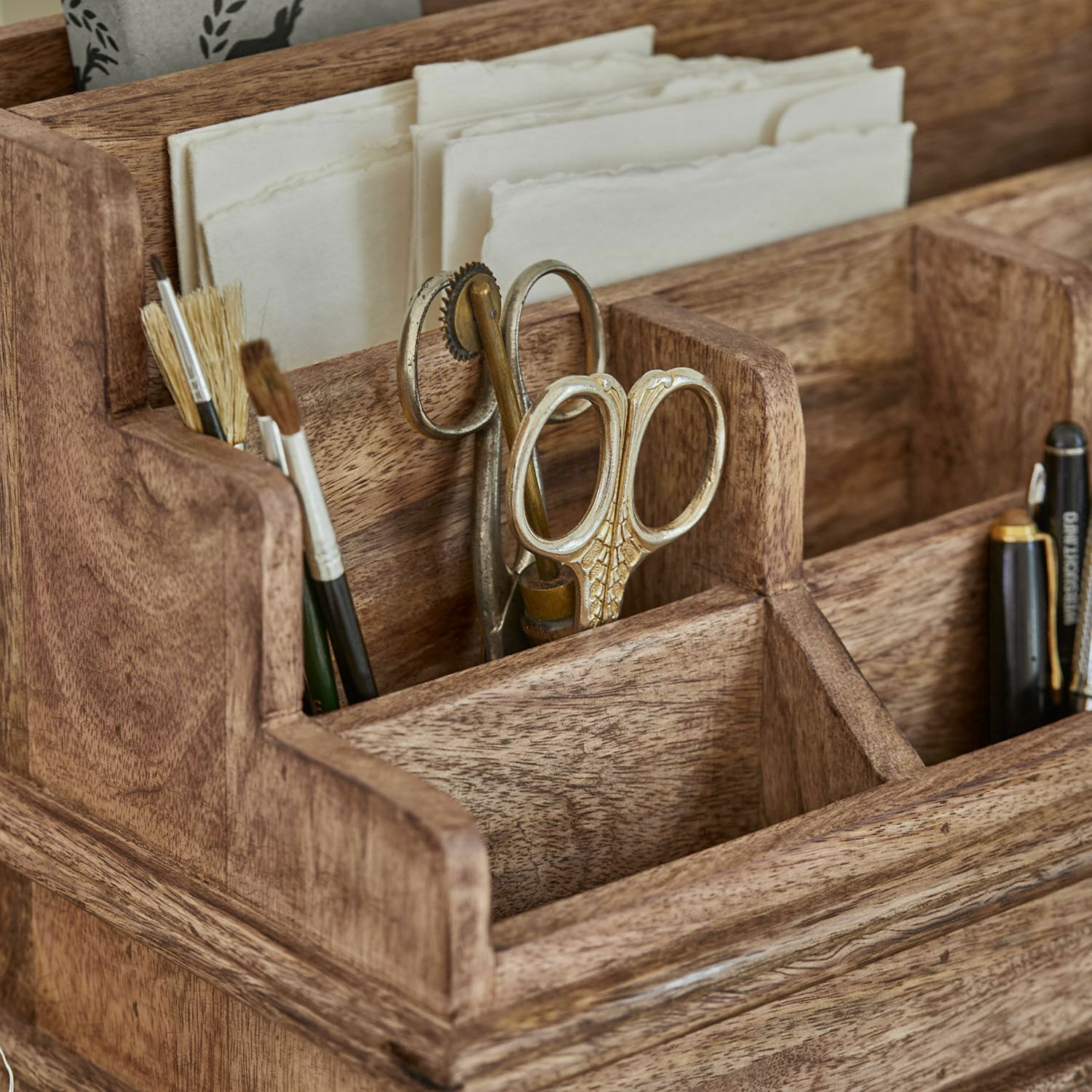 Holz-Organizer mit Fächern für Schere, Pinsel und Notizen in natürlicher Holzfarbe
