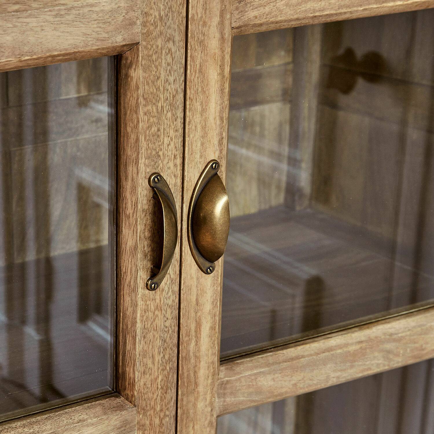 Holzschrank mit Glastüren und antiken Messinggriffen im Vintage-Stil