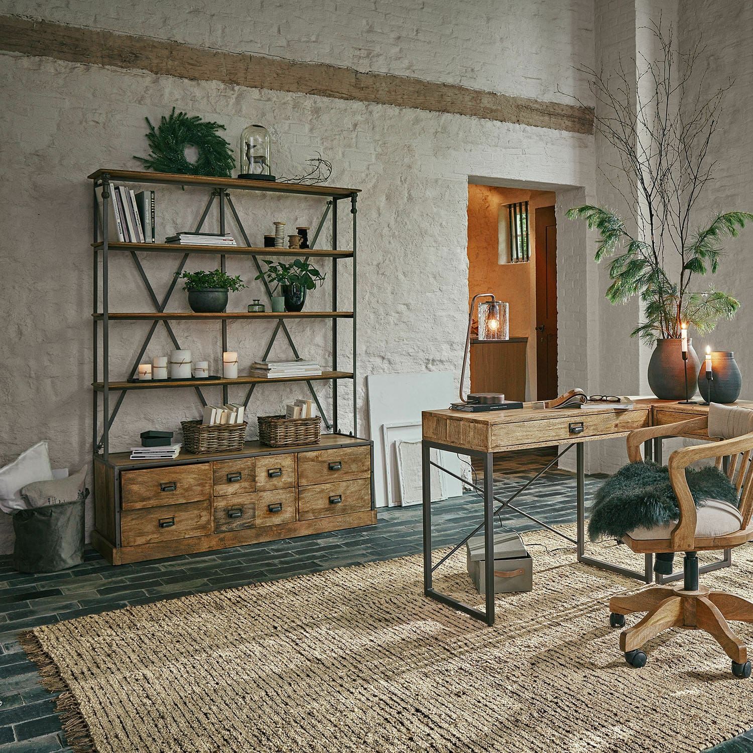 Industrieller Schreibtisch und Regal aus Holz und Metall in hellem Raum mit Naturteppich