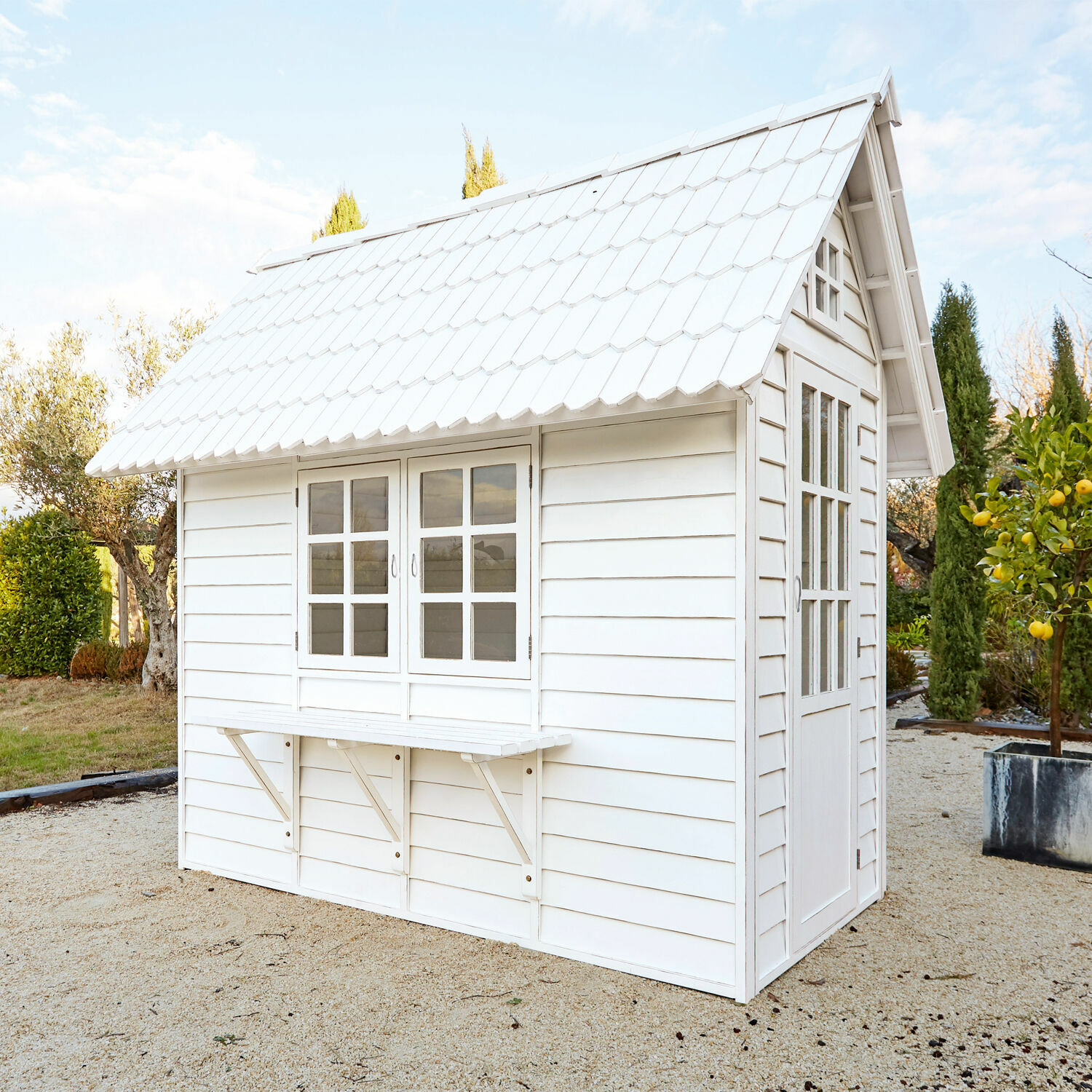 Weißes Gartenhaus aus Holz mit Fenstern und klappbarer Ablagefläche, ideal für Garten