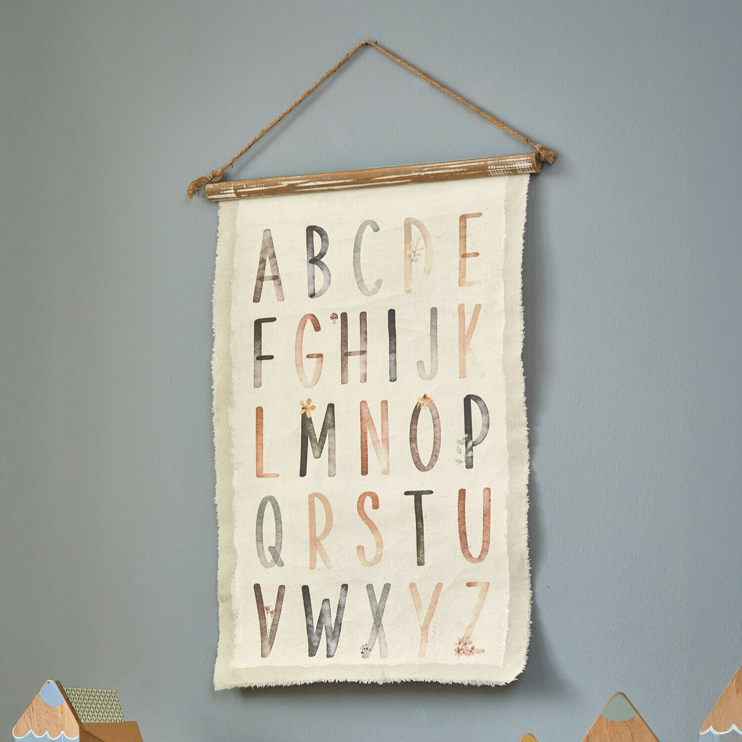 Wandbehang mit Alphabet in sanften Pastelltönen auf Baumwollstoff für Kinderzimmer