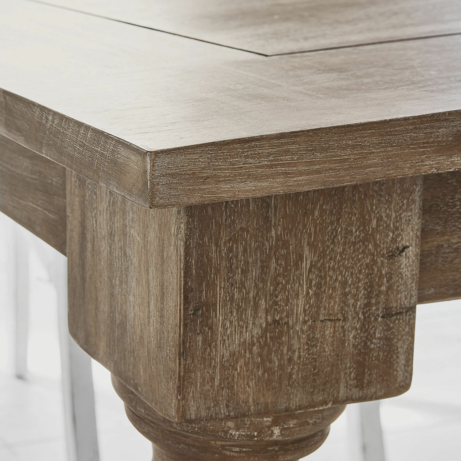 Eckdetail eines braunen Holztisches mit sichtbarer Maserung für rustikales Ambiente