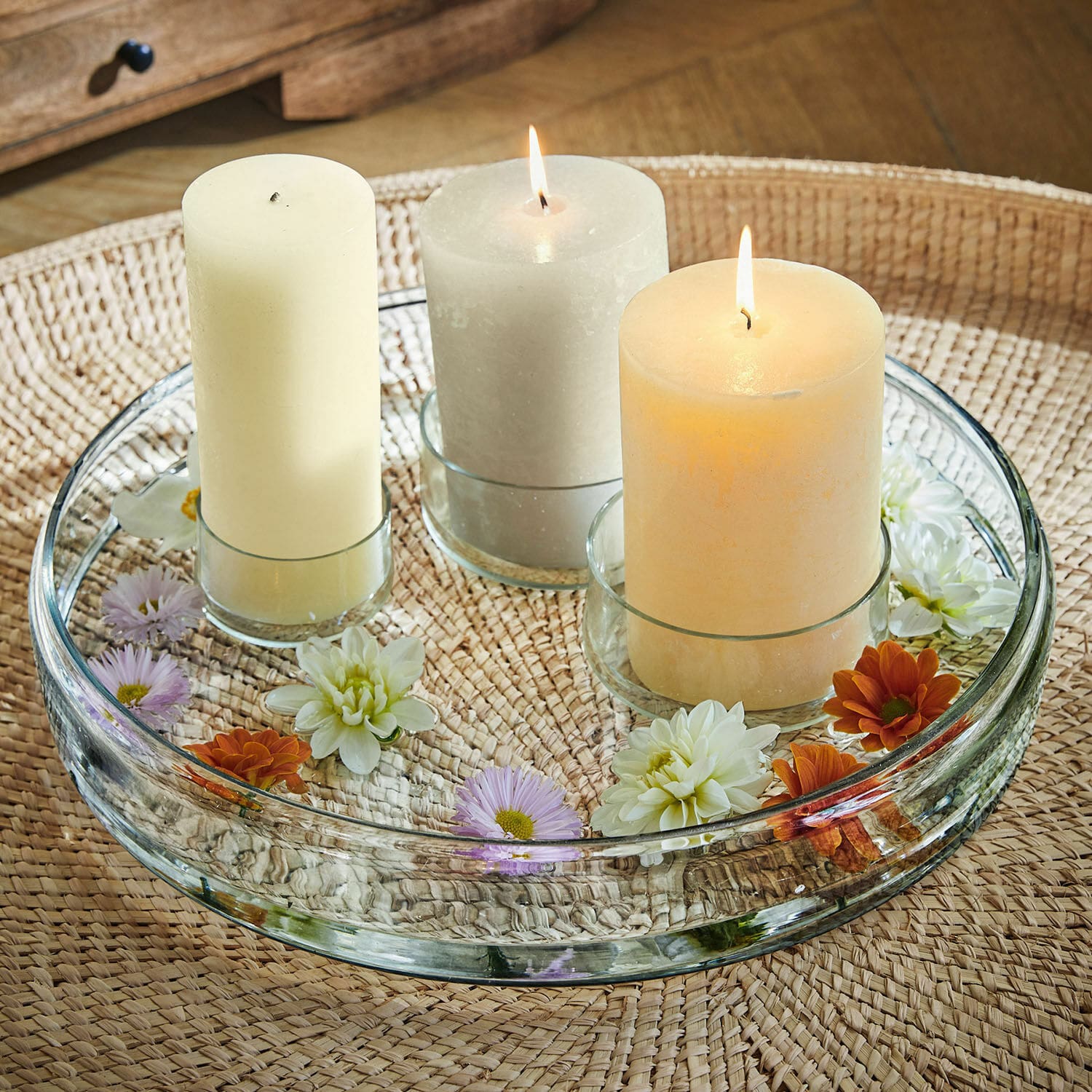 Kerze 3er Set Salis Drei Kerzen in Glasständern auf klarem Tablett mit Blumen, dekorative Tischdekoration
