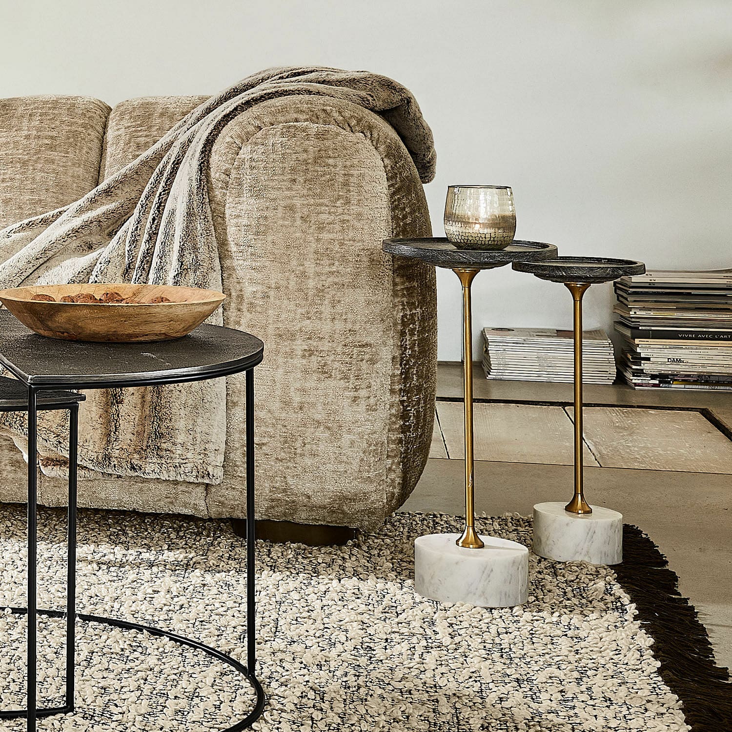 Zweier-Set Beistelltische mit Marmorfuß und Metallplatte vor beigem Sofa im Wohnzimmer