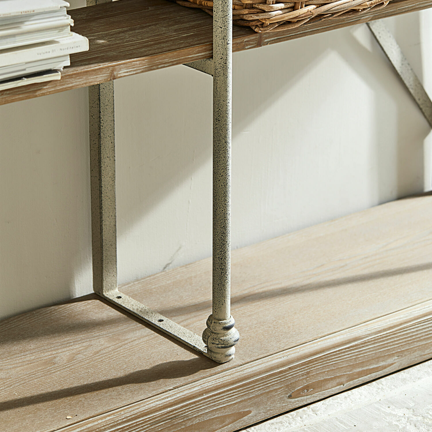 Metallregalhalterung in Creme auf hellem Holzbrett in Beige-Ton