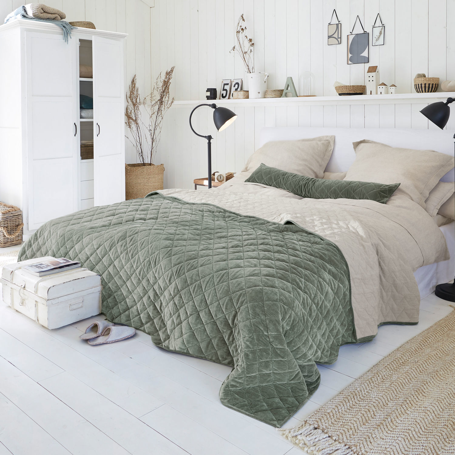 Quilt Verdier Gemütliches Schlafzimmer mit gesteppter grün-beiger Tagesdecke aus Naturmaterialien auf dem Bett