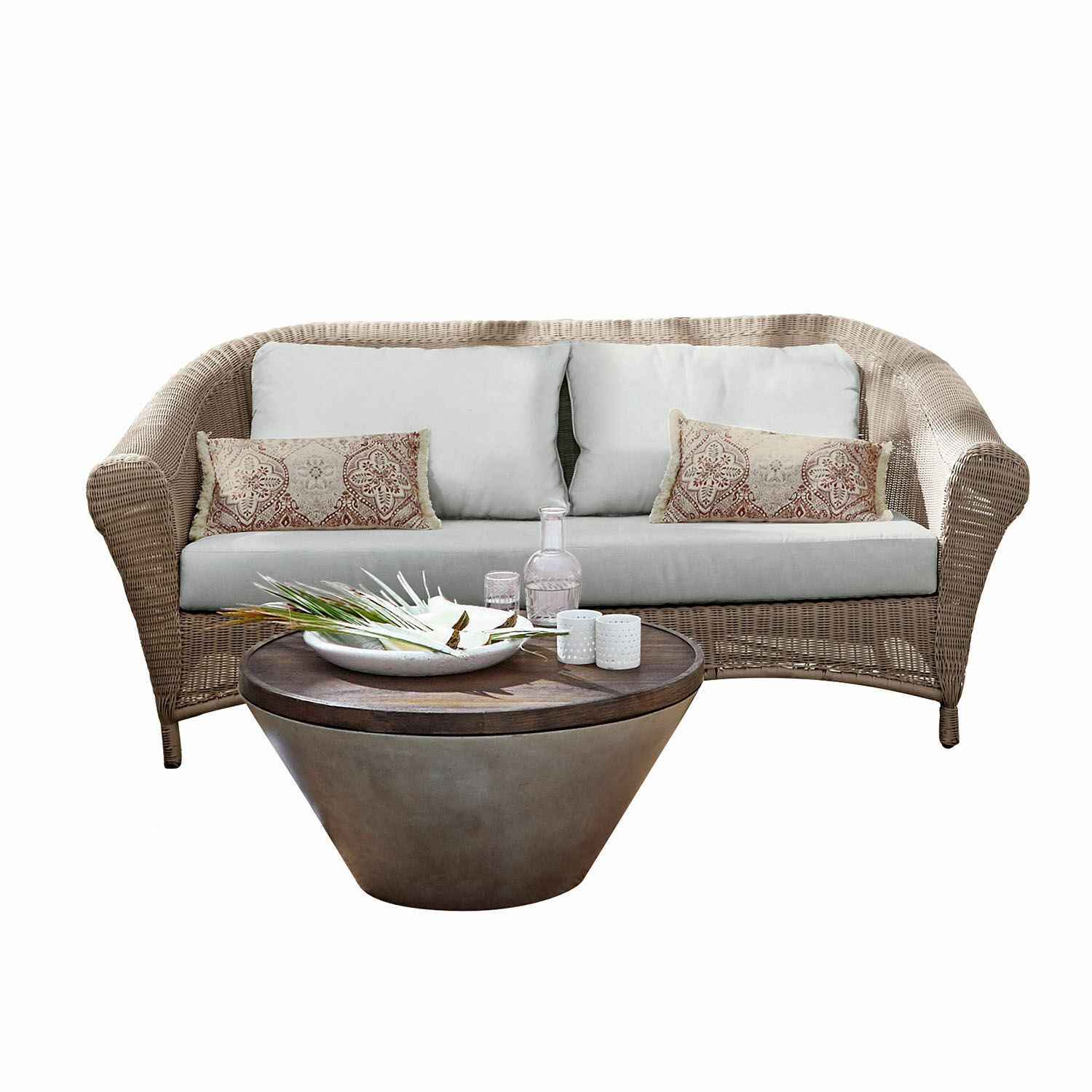 Rattansofa mit hellgrauen Polstern und beigen Zierkissen in Braun für Wohnzimmer