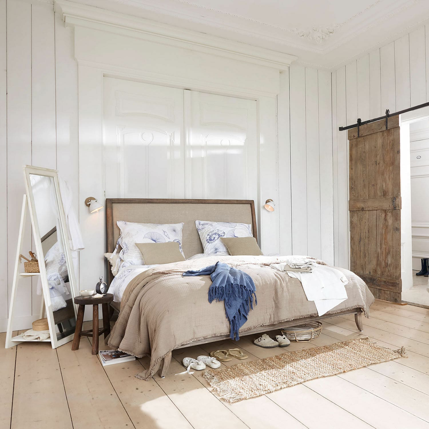 Gemütliches Schlafzimmer mit beige Bettwäsche und Holzrahmen, natürliche Holzböden und Dekor