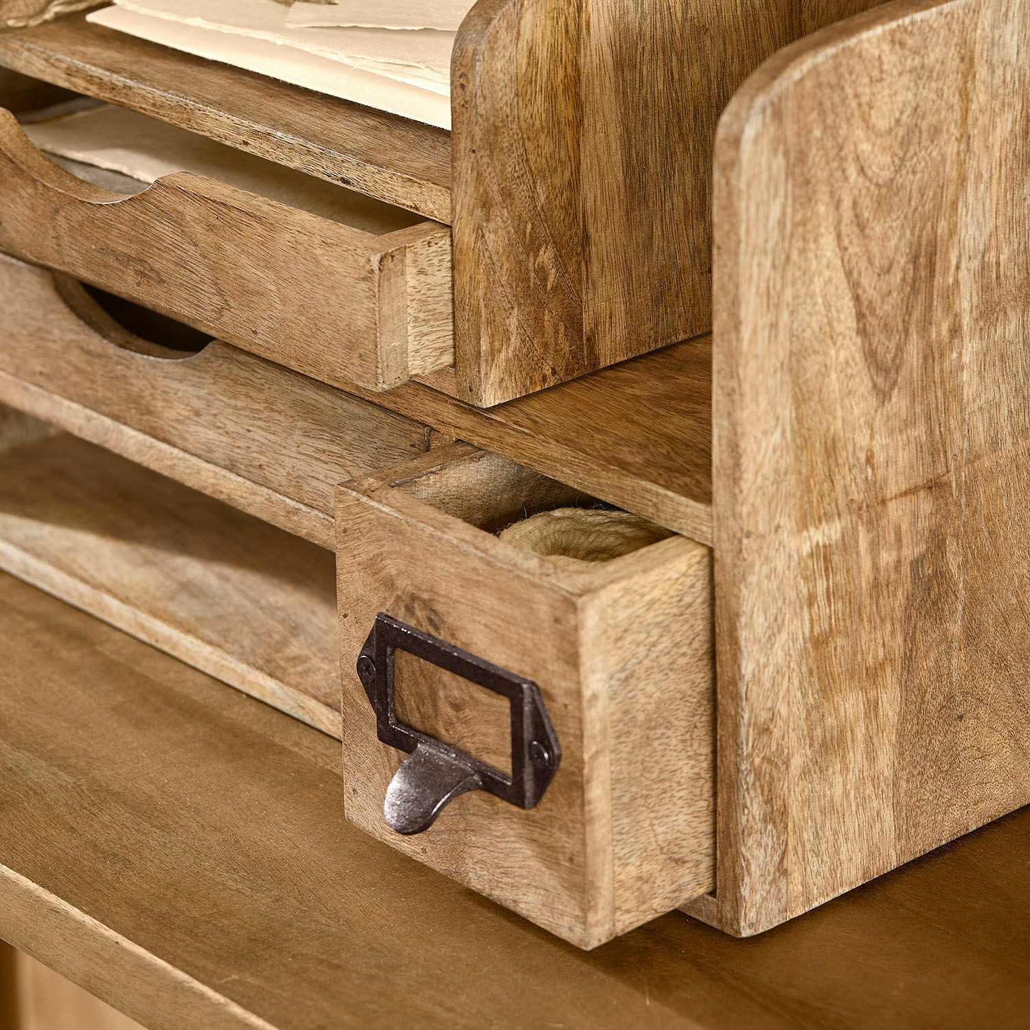 Holz-Organizer mit Schubladen und Metallgriff in natürlicher Holzfarbe für Schreibtisch