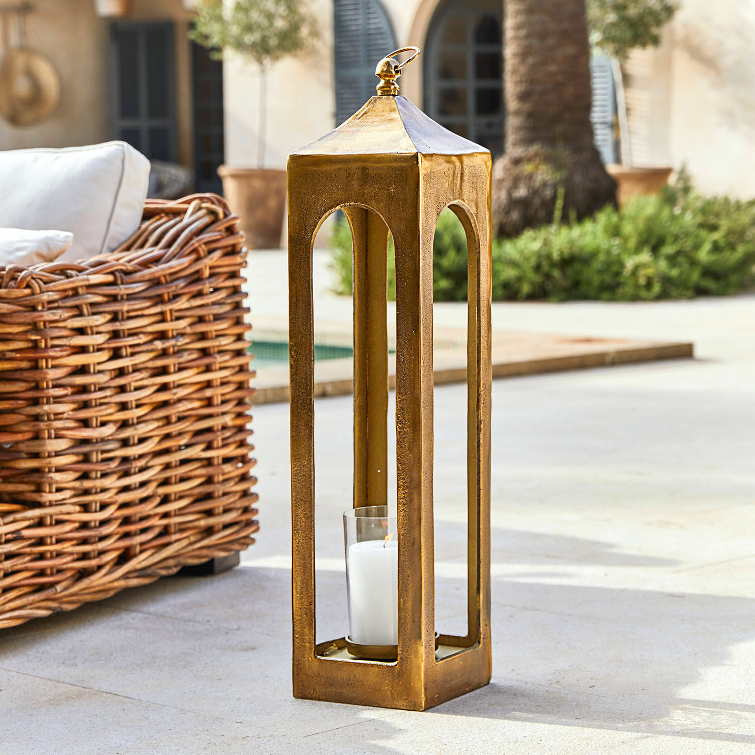 Laterne Andris Goldene Metalllaterne mit weißer Kerze, Gartendekoration für Terrasse oder Patio