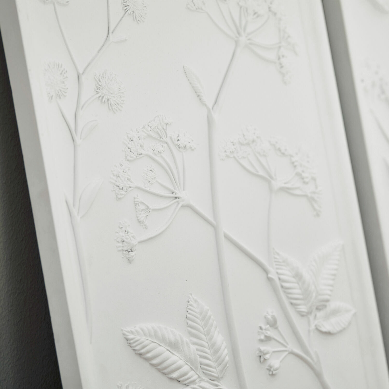Weißes dekoratives Relief aus Kunststoff mit Pflanzenmotiv für modernes Interieur